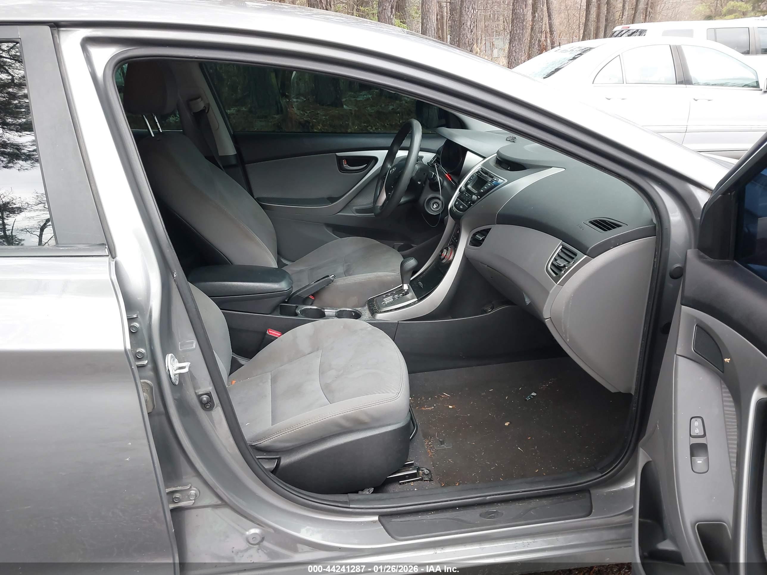 HYUNDAI ELANTRA image 5