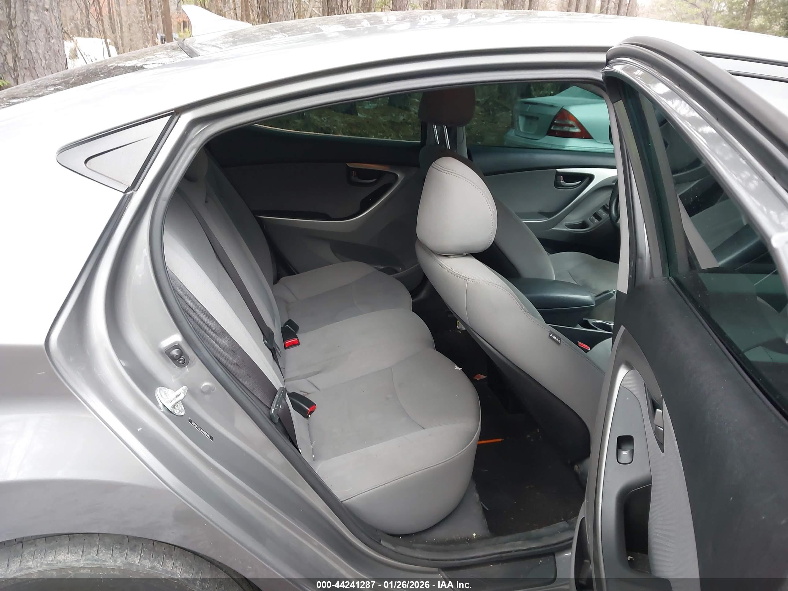 HYUNDAI ELANTRA image 8