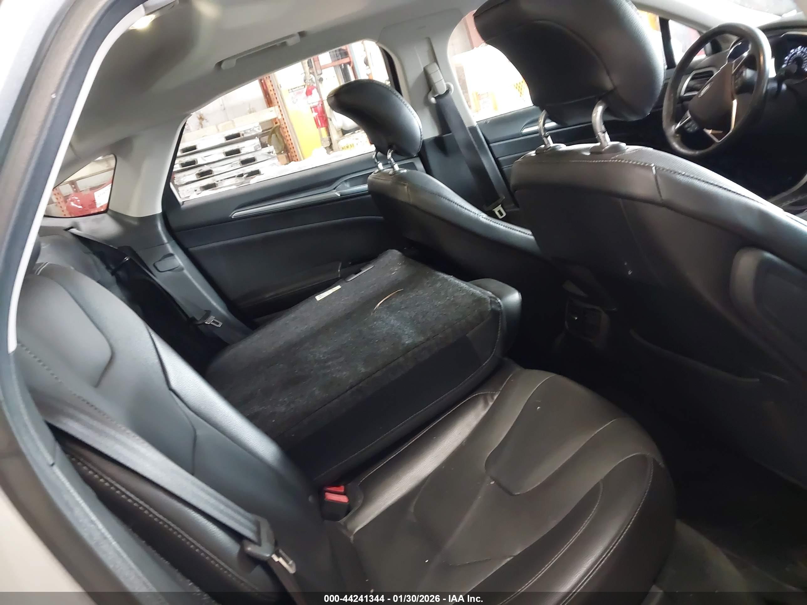 FORD FUSION image 8
