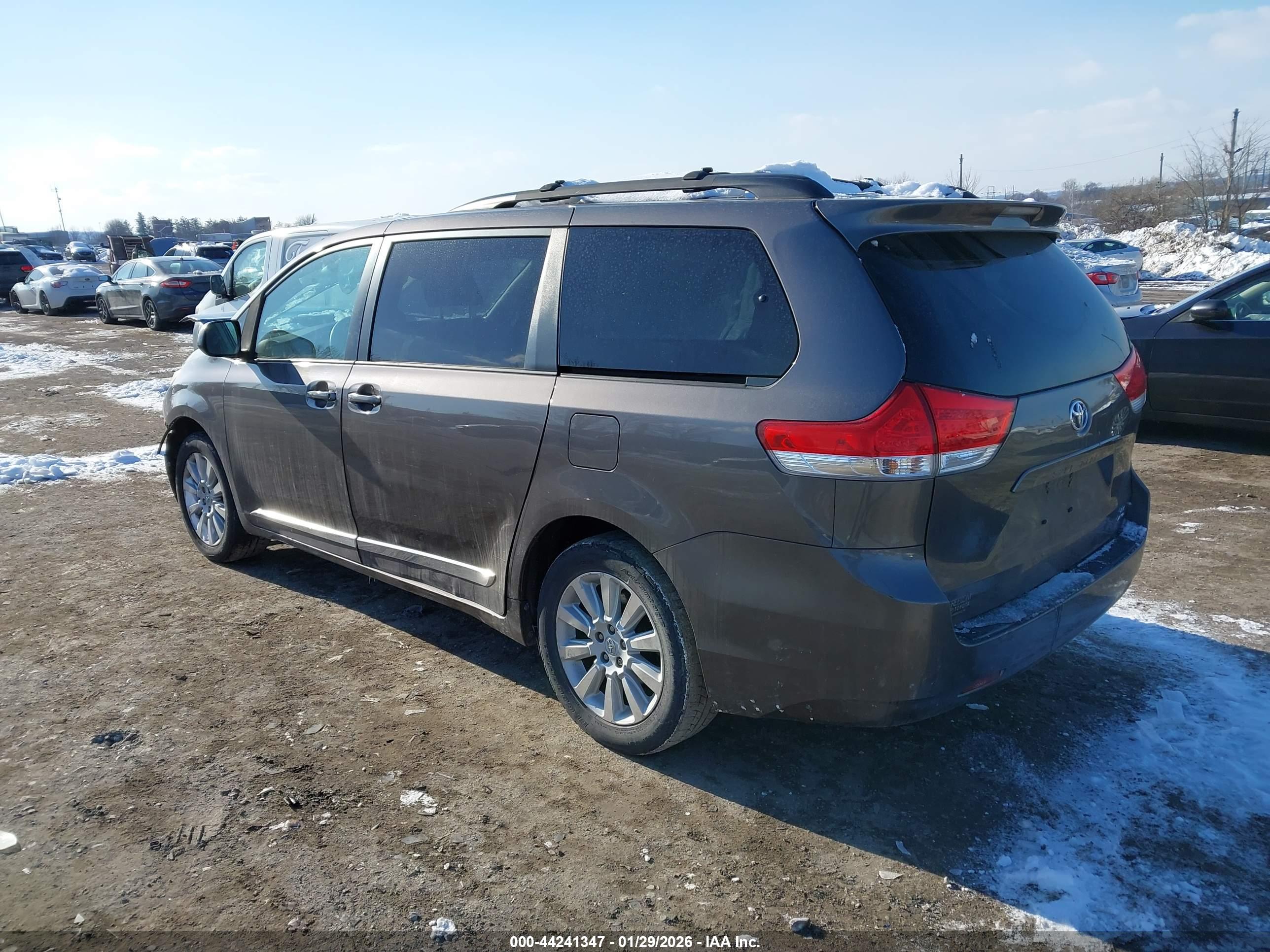 TOYOTA SIENNA image 3