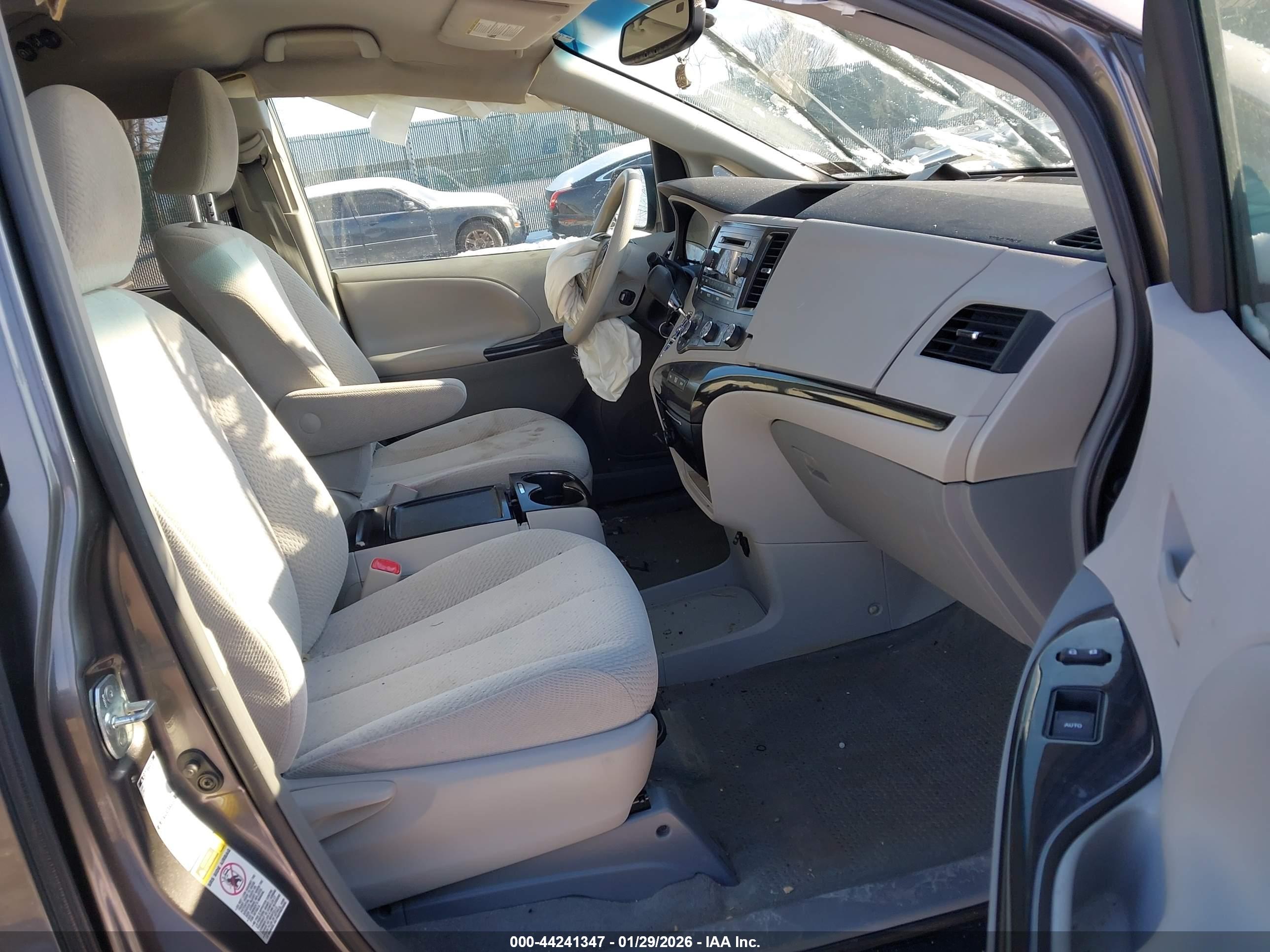 TOYOTA SIENNA image 5