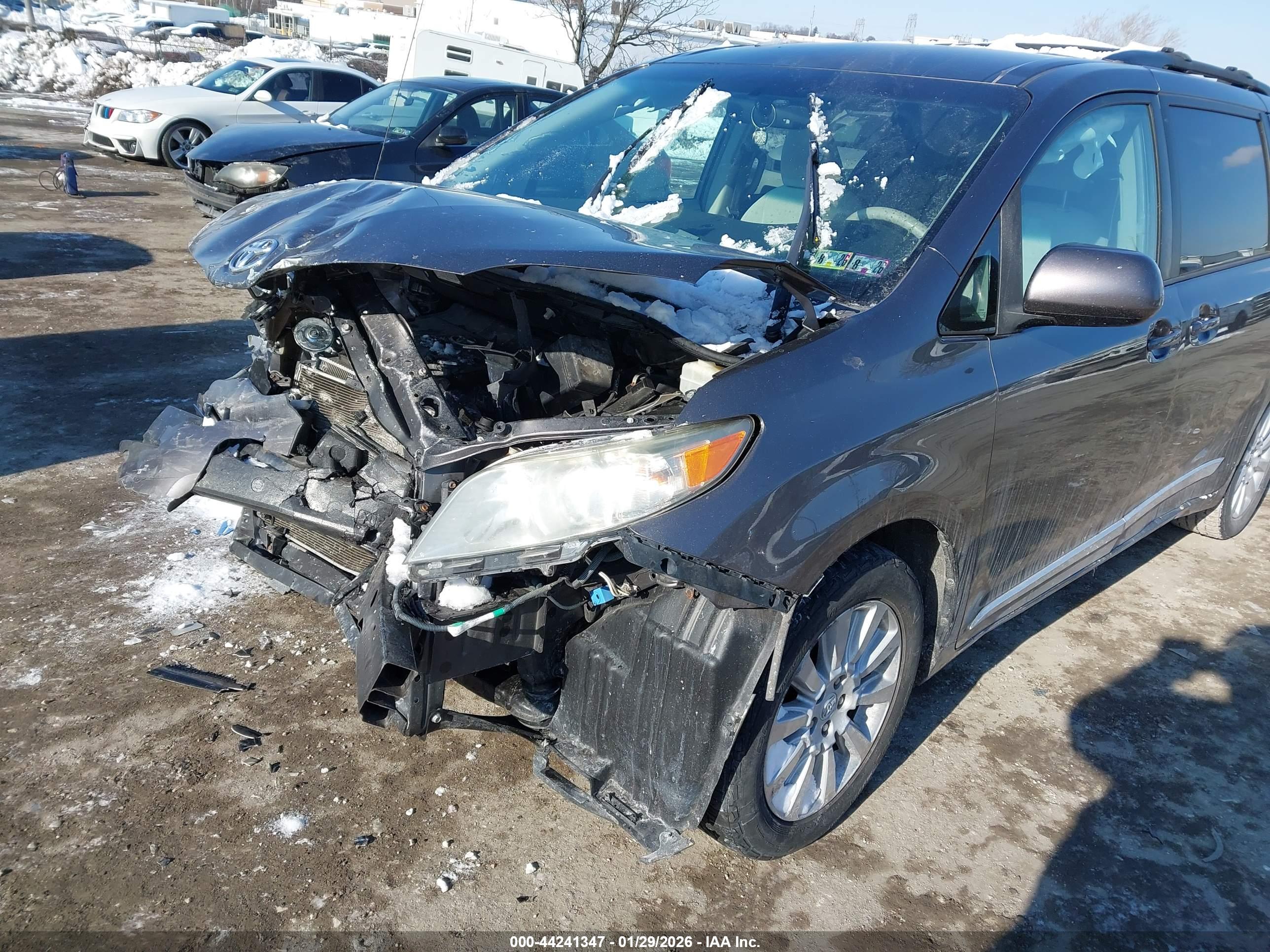 TOYOTA SIENNA image 6