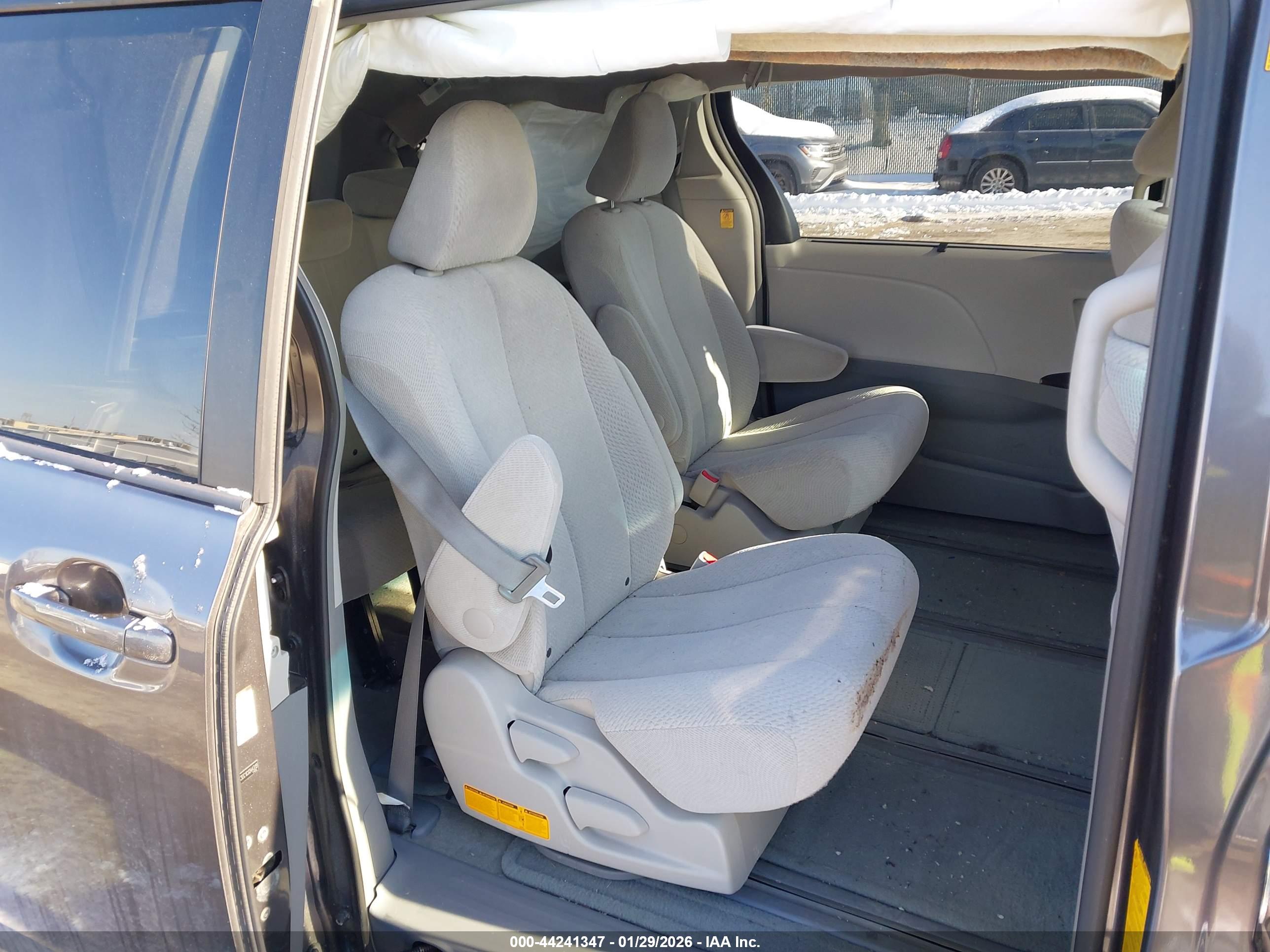 TOYOTA SIENNA image 8