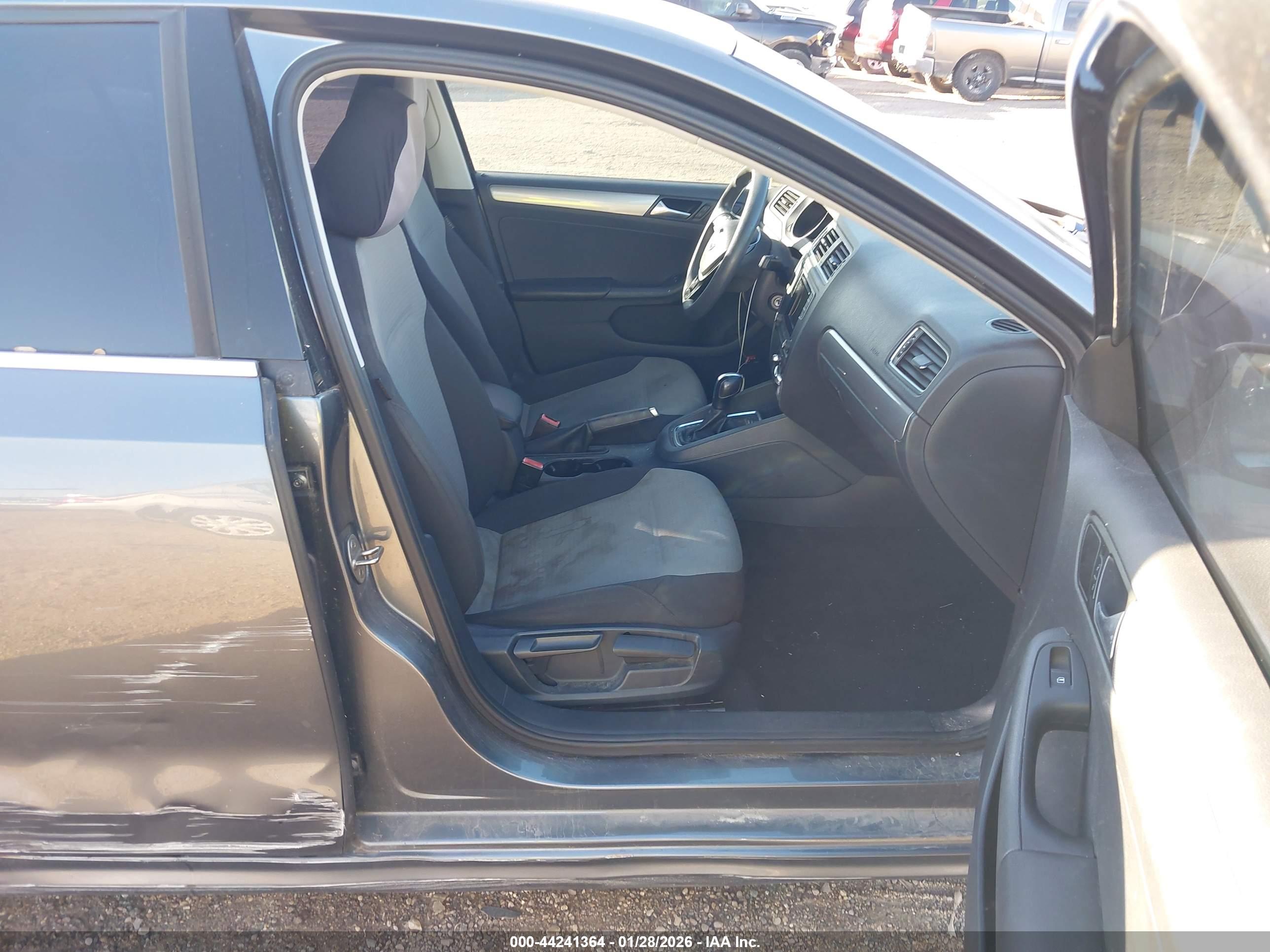 VOLKSWAGEN JETTA image 5