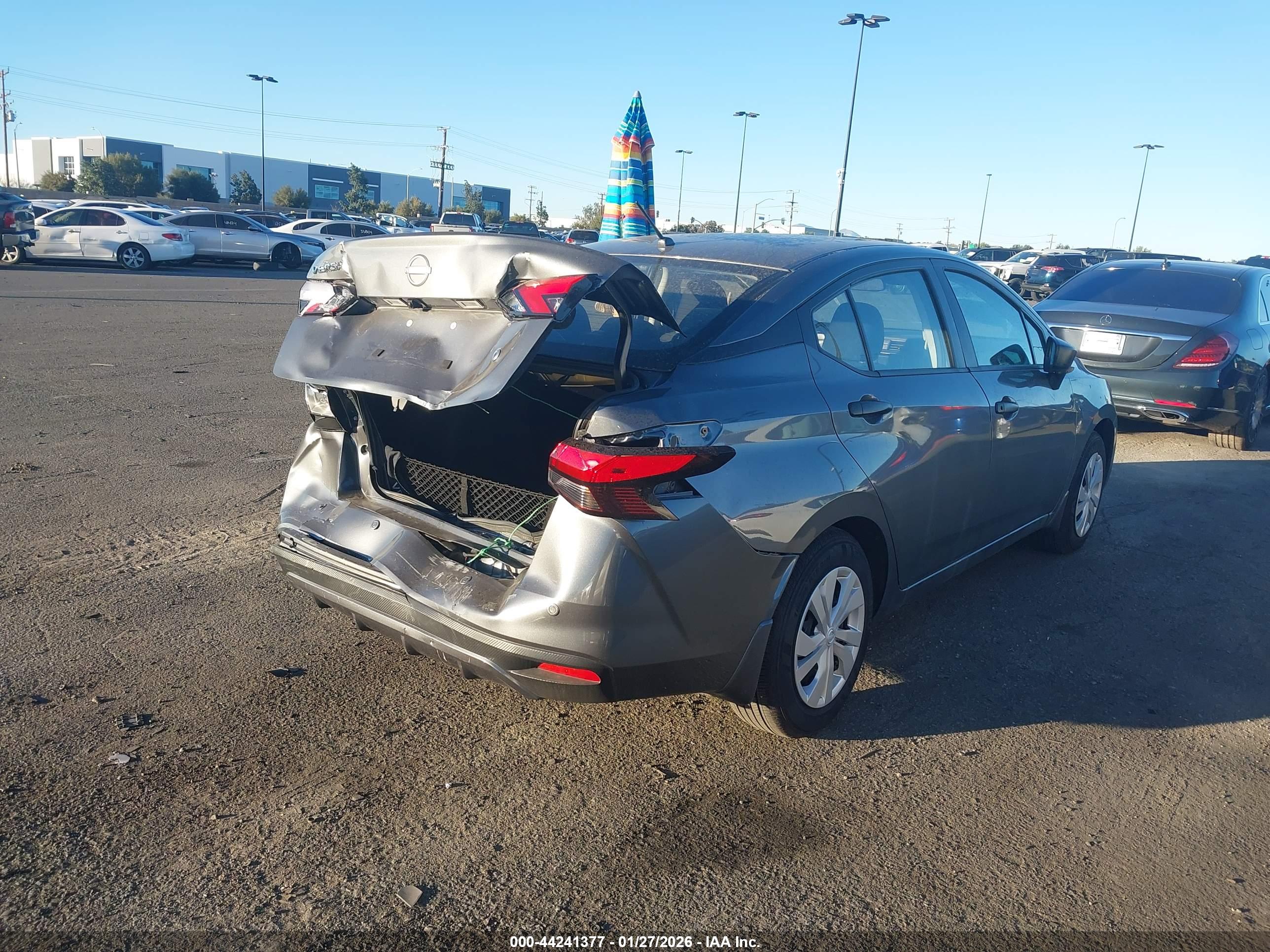 NISSAN VERSA image 4