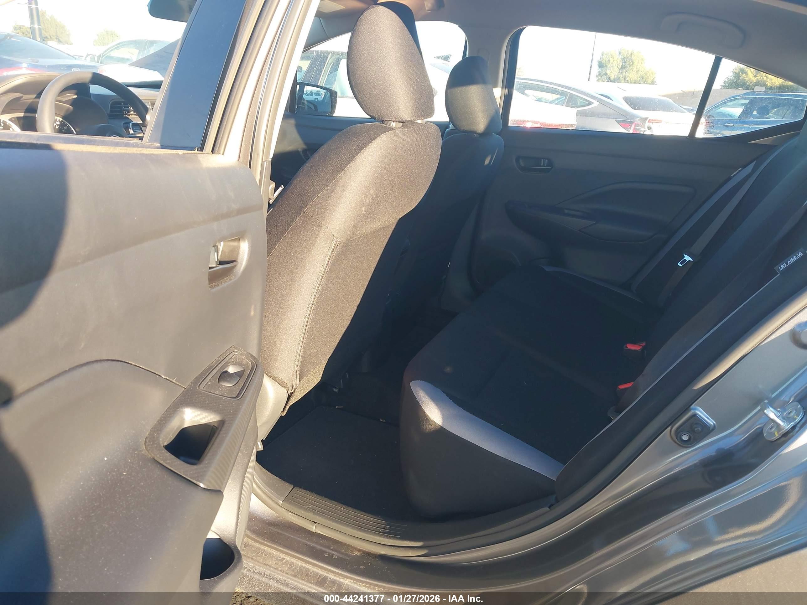 NISSAN VERSA image 8