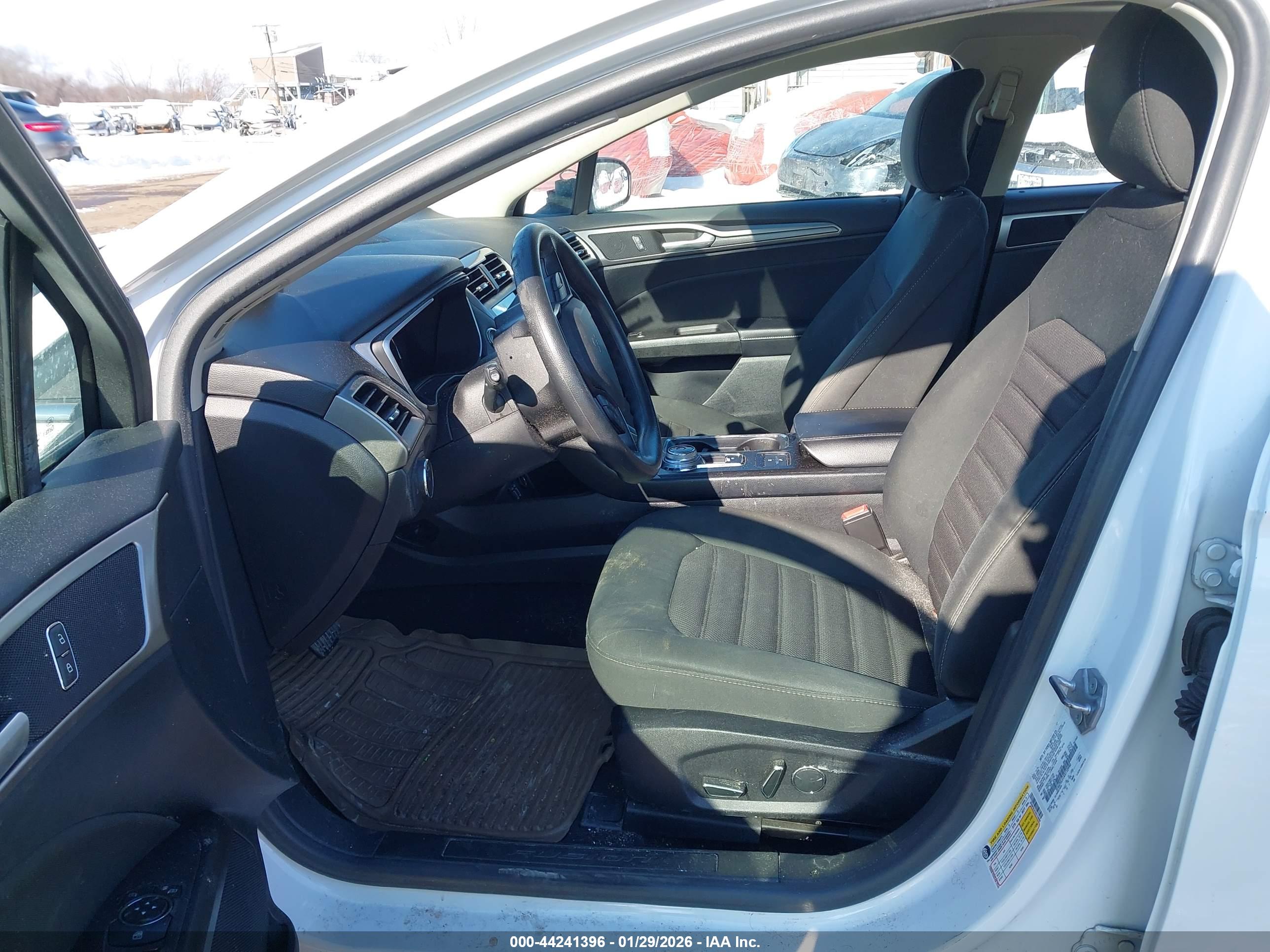 FORD FUSION image 5