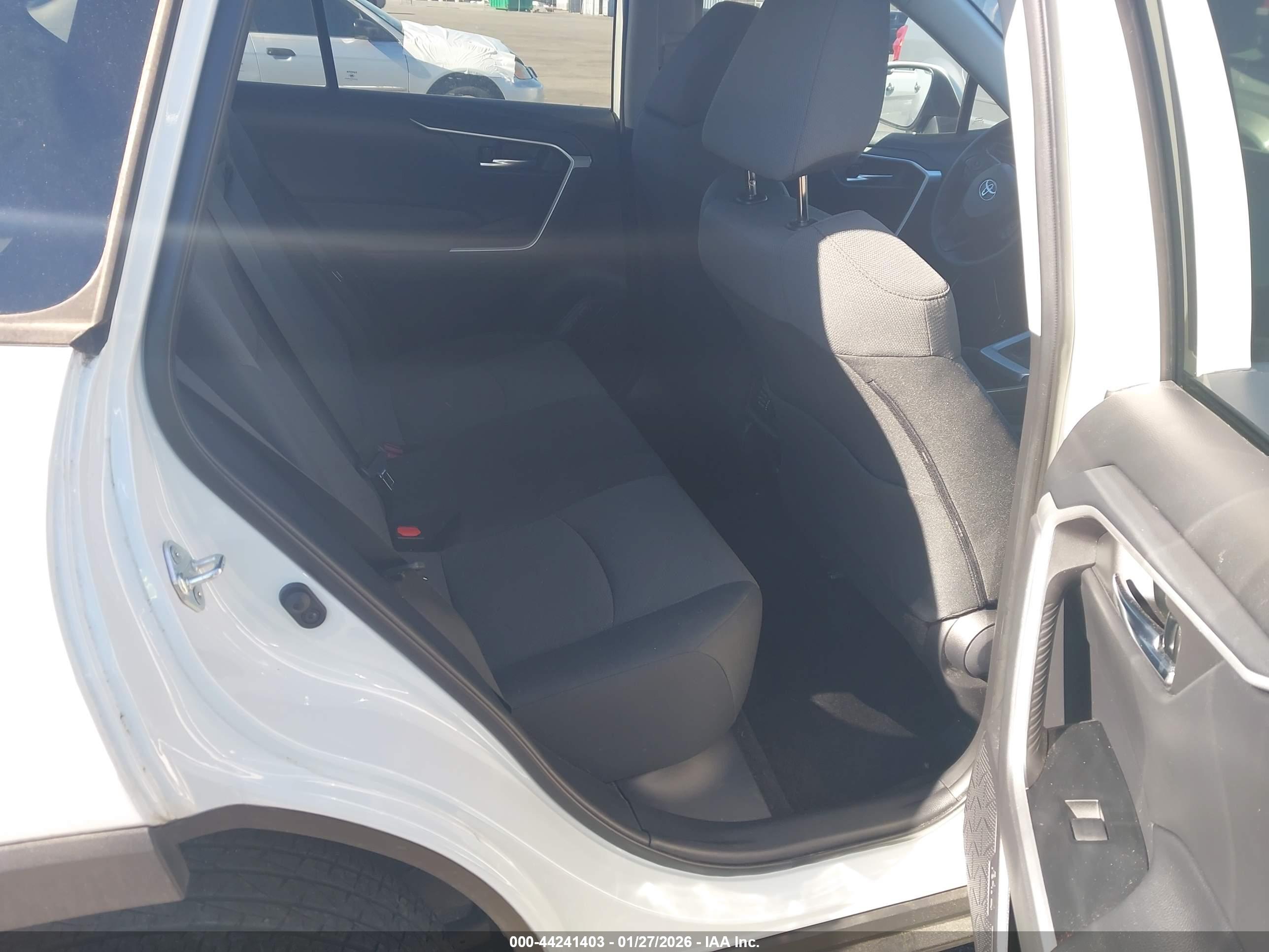 TOYOTA RAV4 image 8