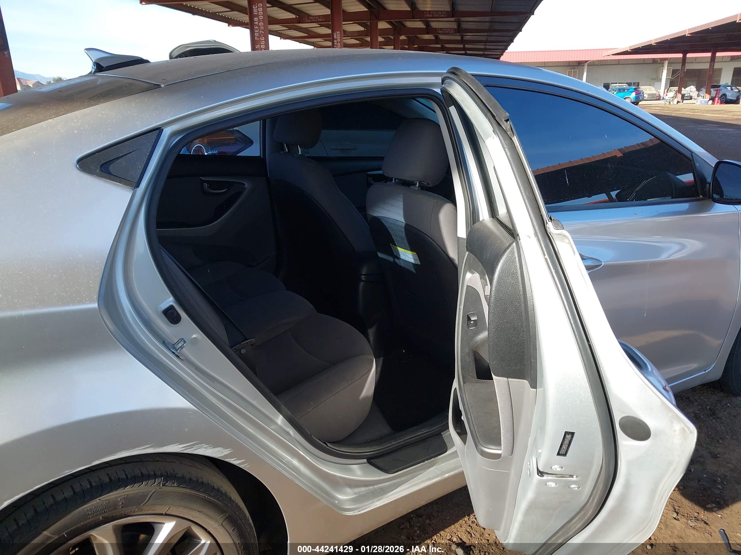 HYUNDAI ELANTRA image 8