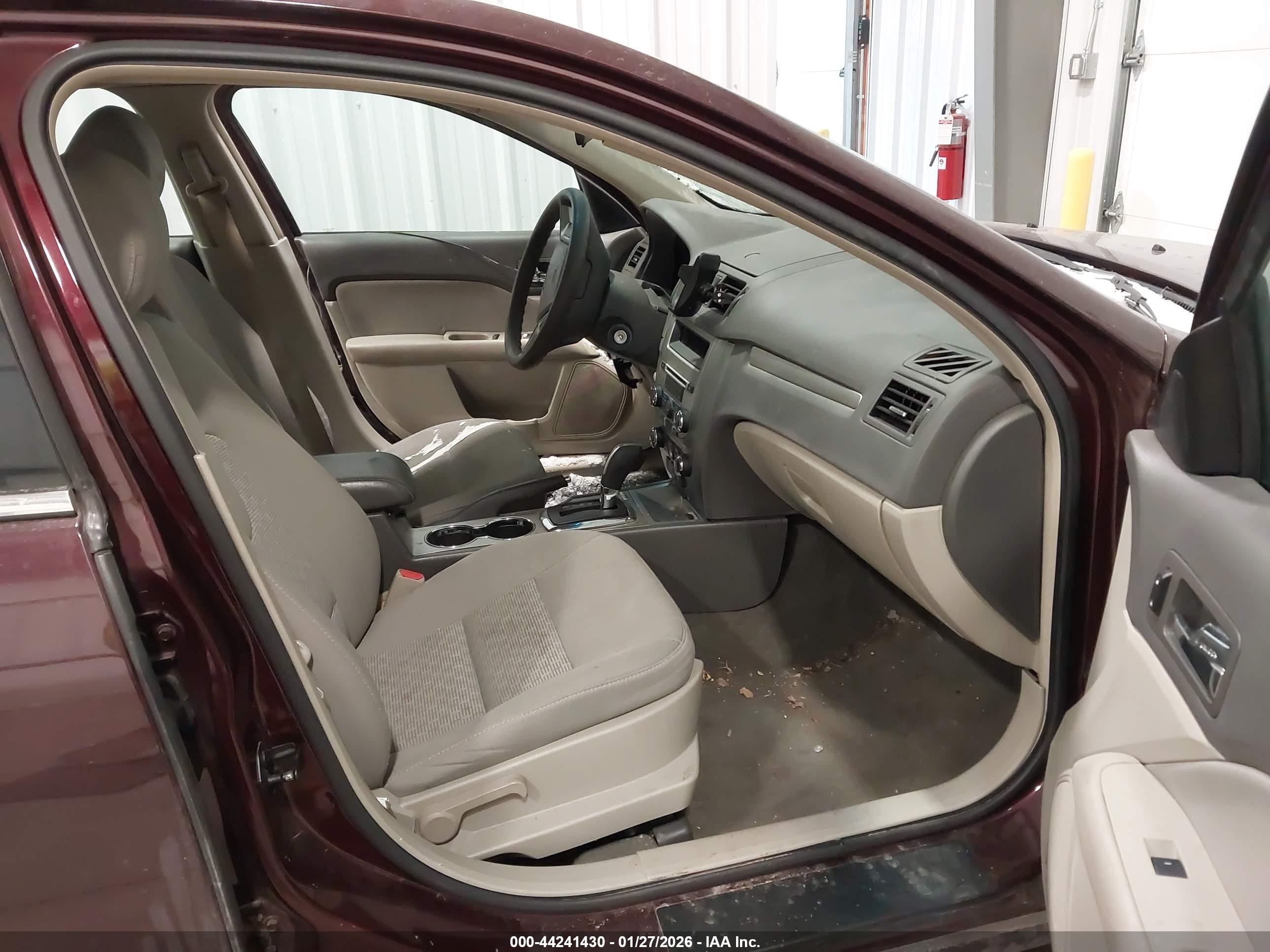 FORD FUSION image 5