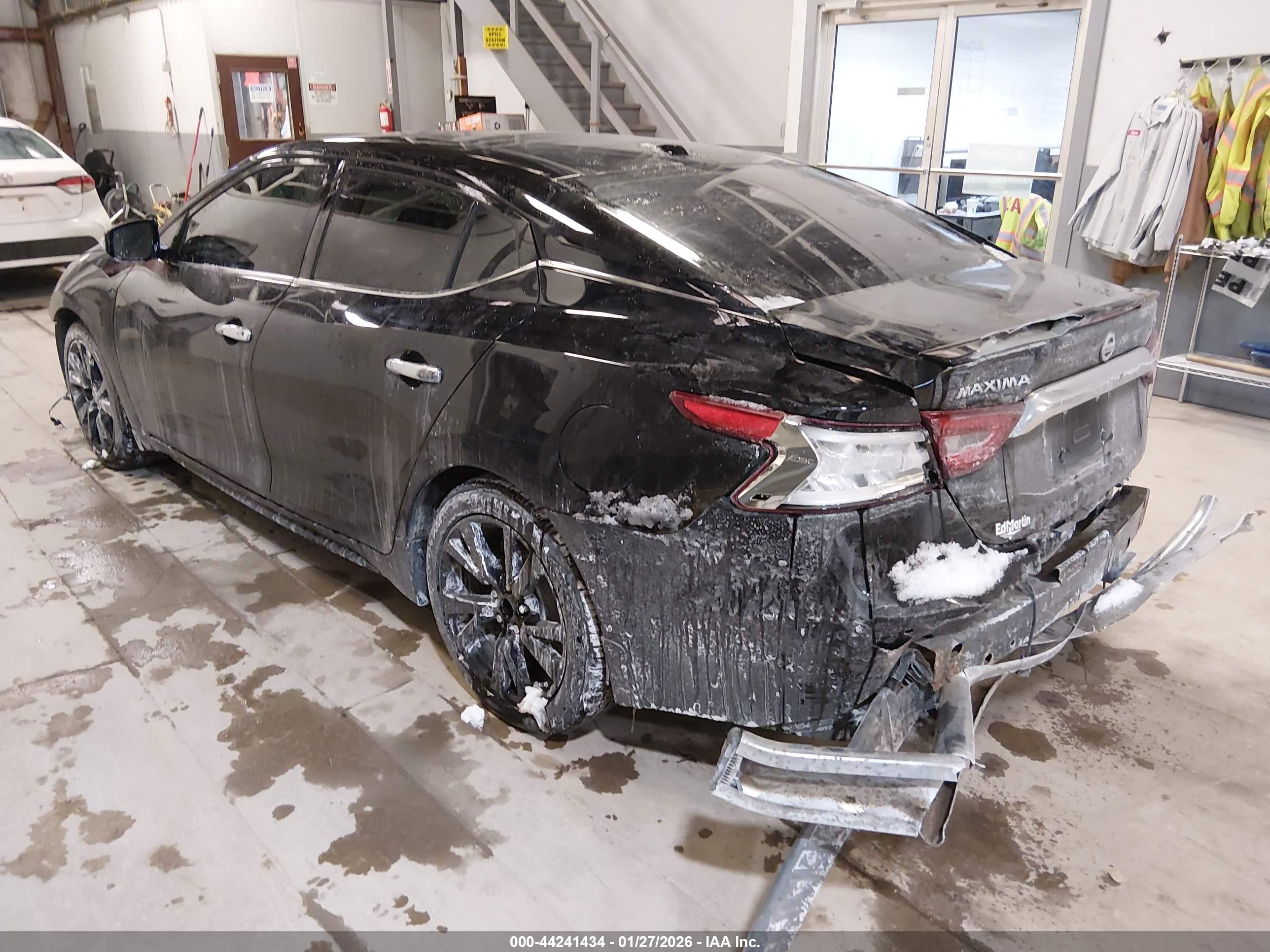 NISSAN MAXIMA image 3
