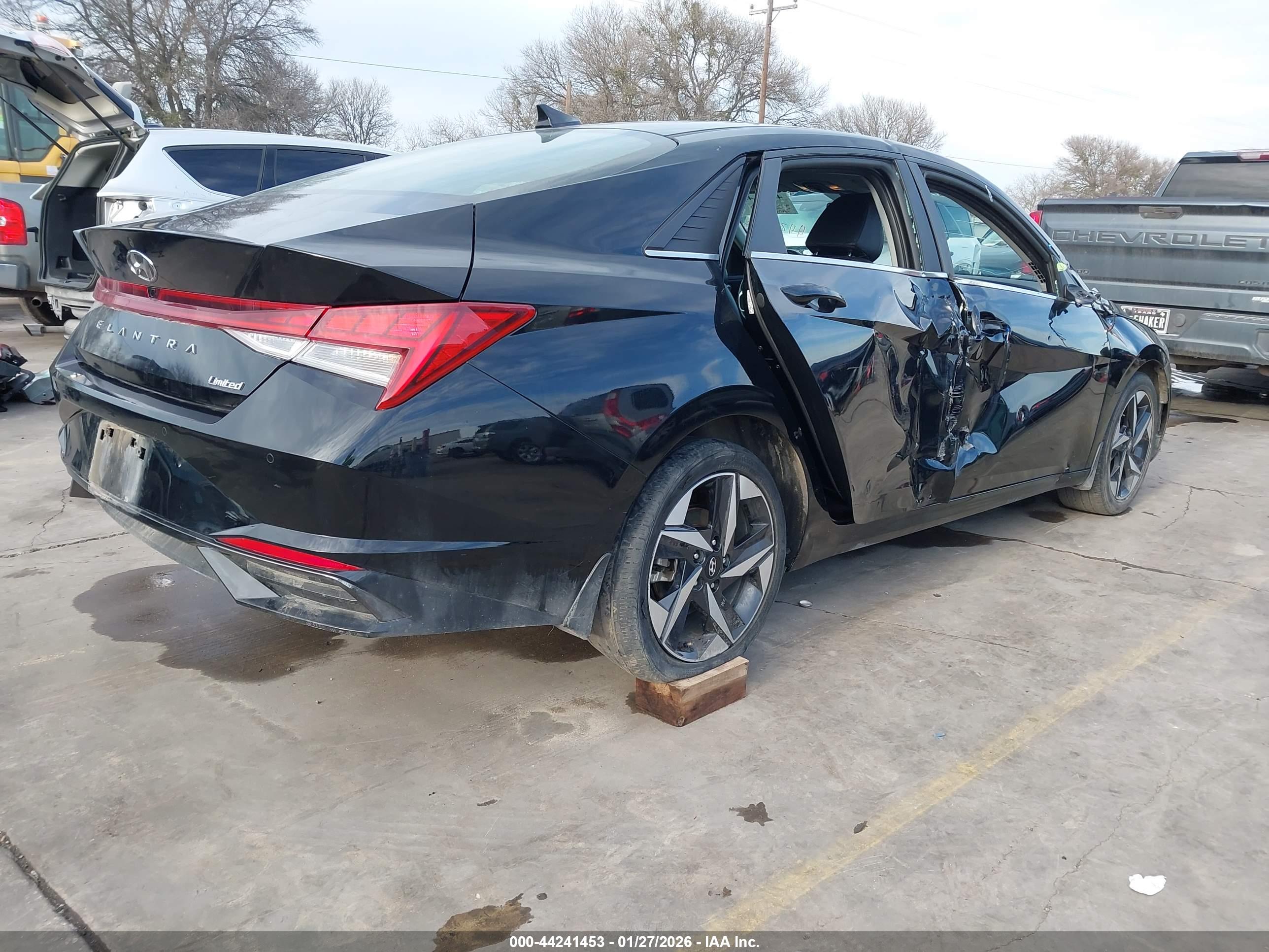 HYUNDAI ELANTRA image 4