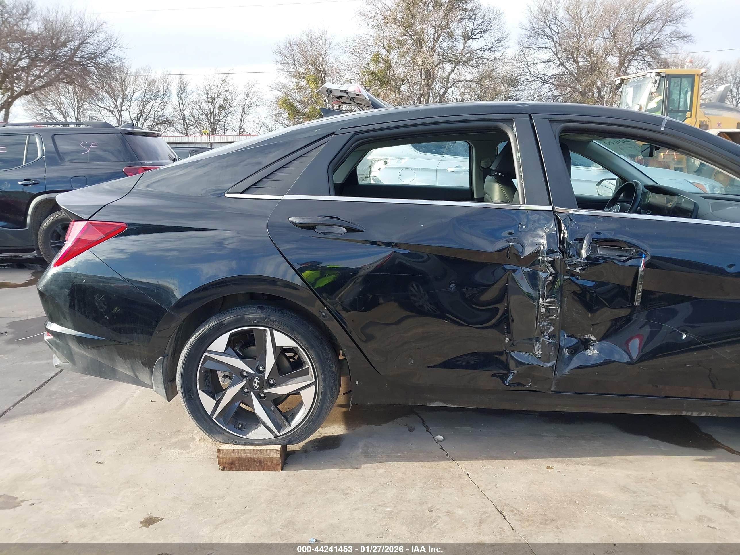 HYUNDAI ELANTRA image 6