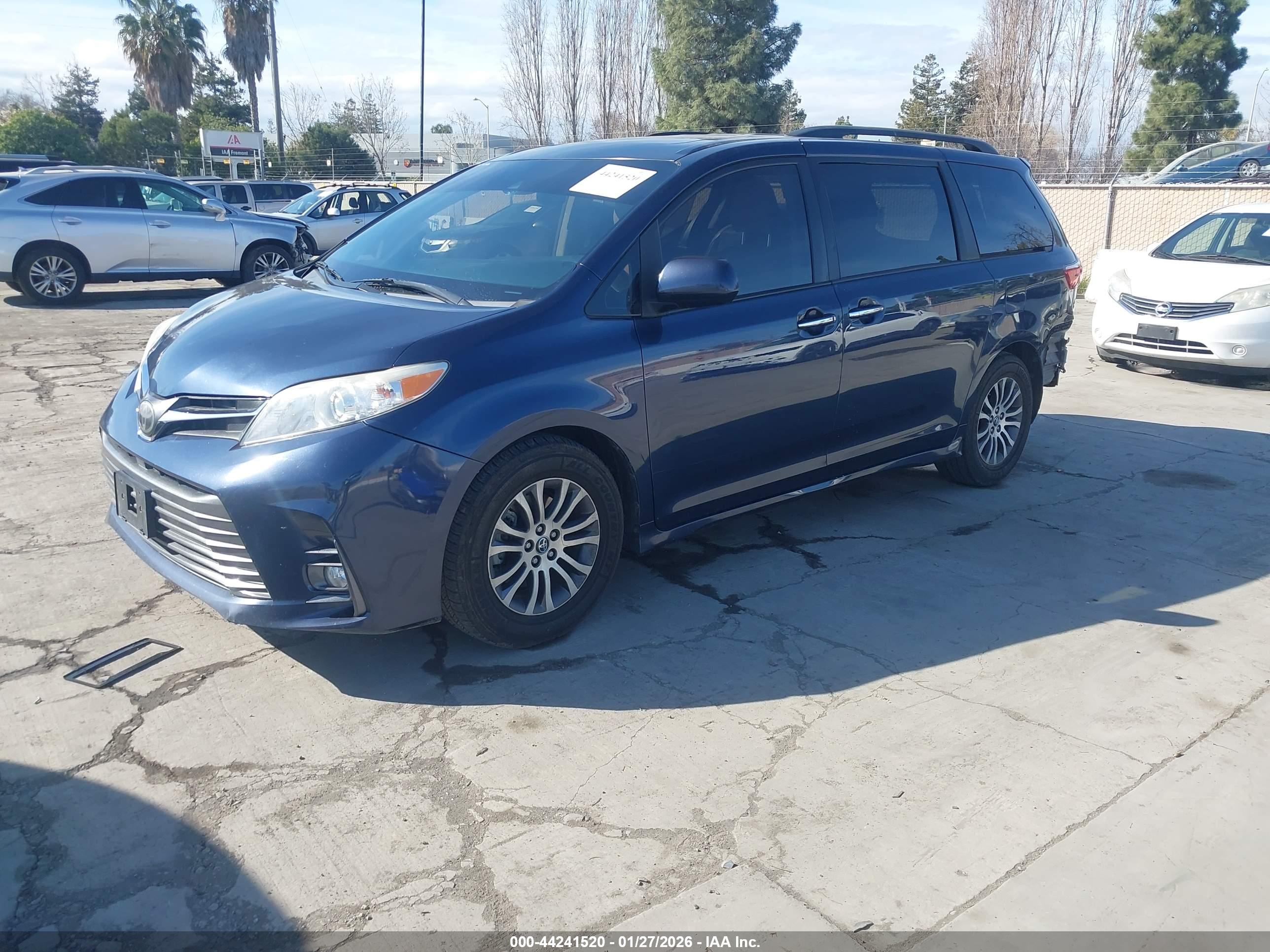 TOYOTA SIENNA image 2