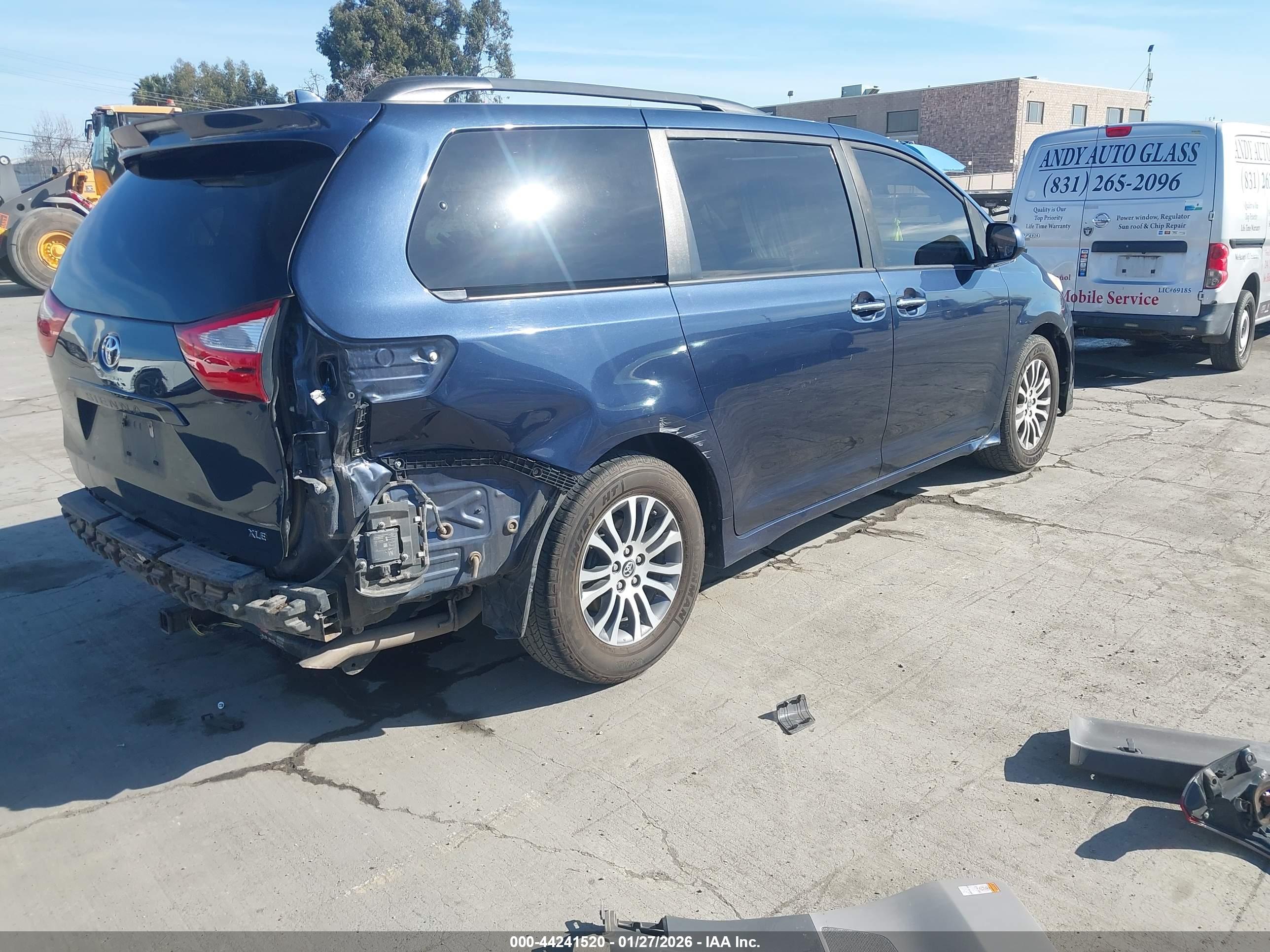 TOYOTA SIENNA image 4