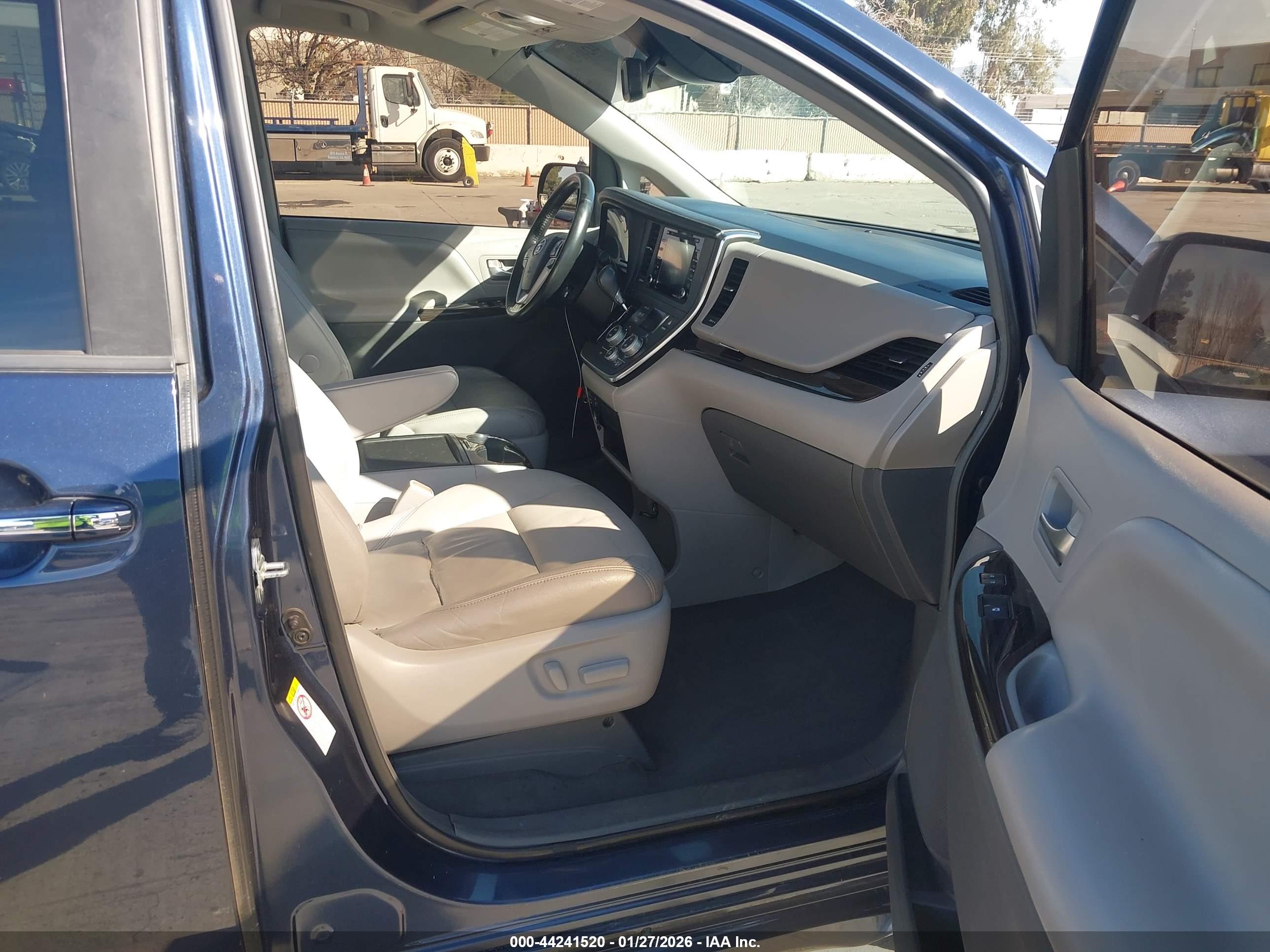 TOYOTA SIENNA image 5