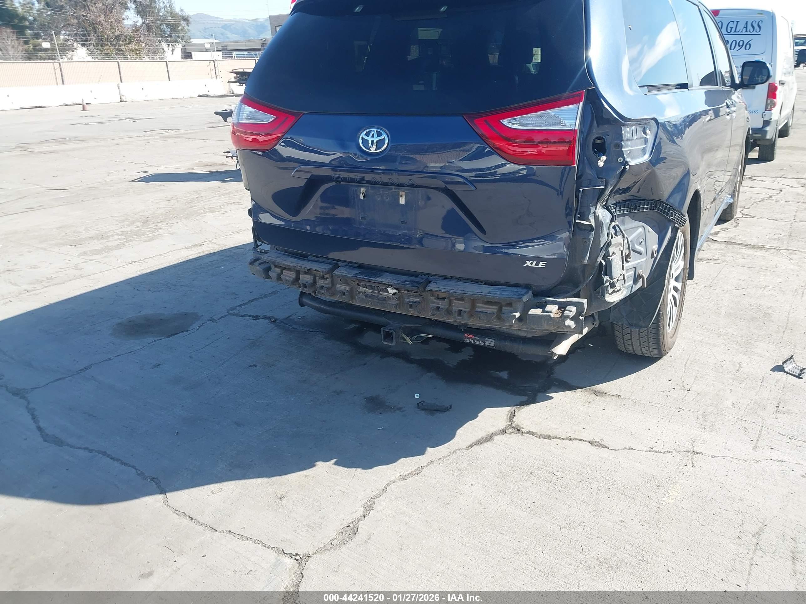 TOYOTA SIENNA image 6