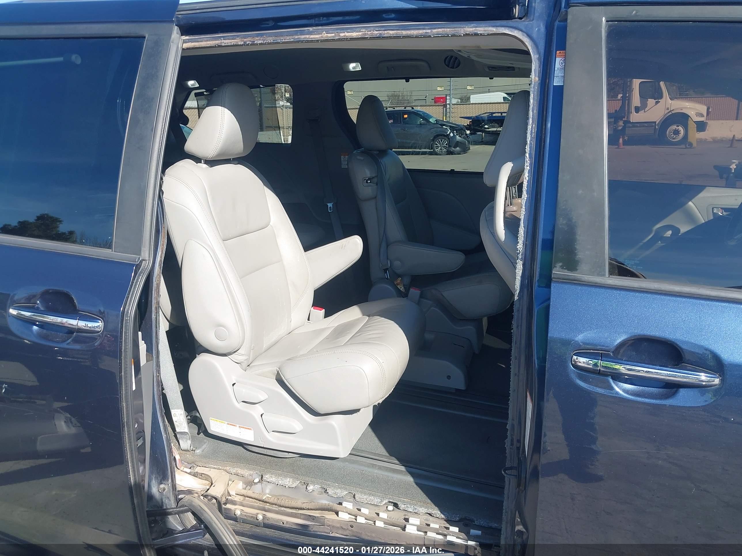 TOYOTA SIENNA image 8