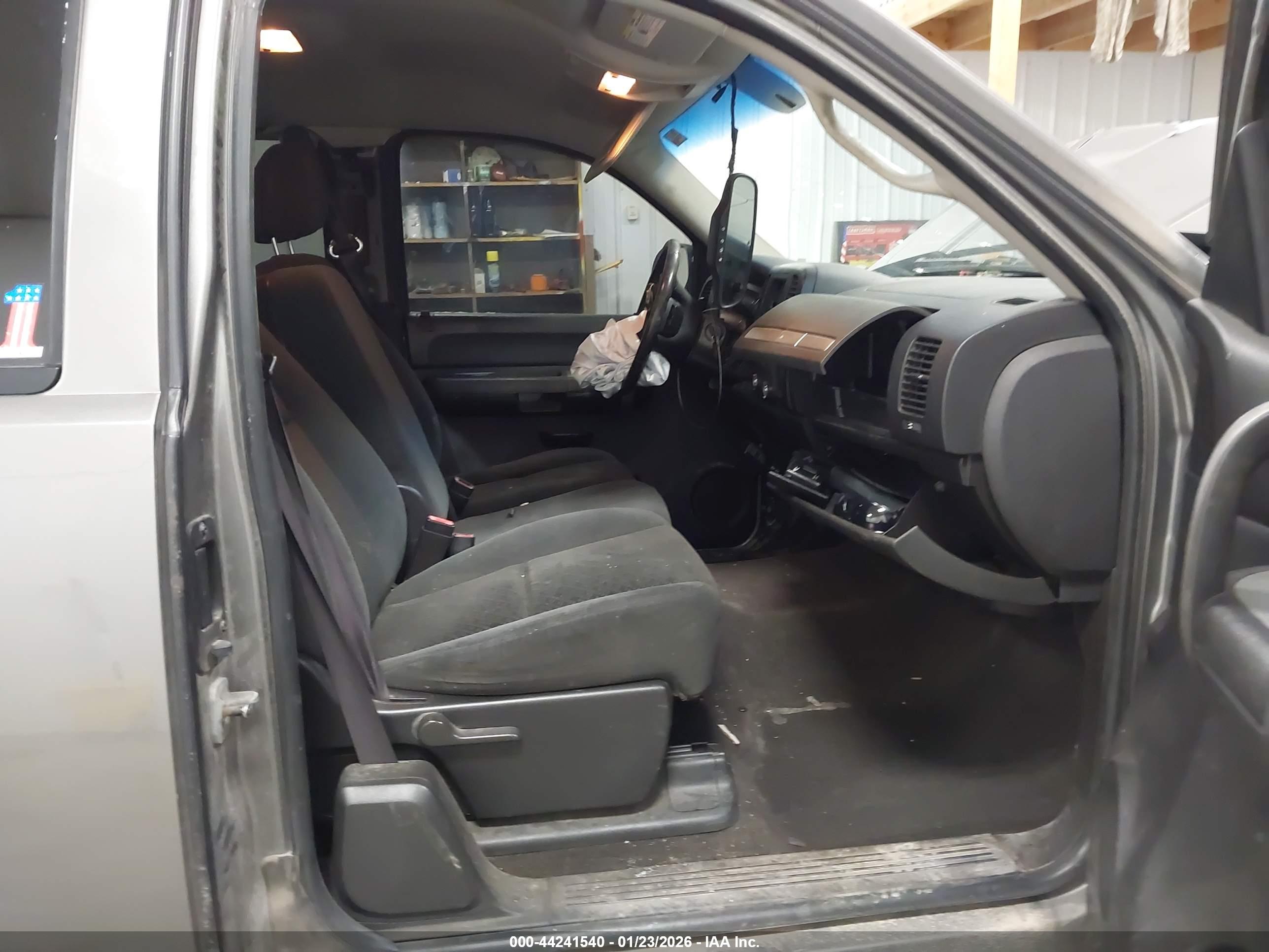 CHEVROLET SILVERADO image 5