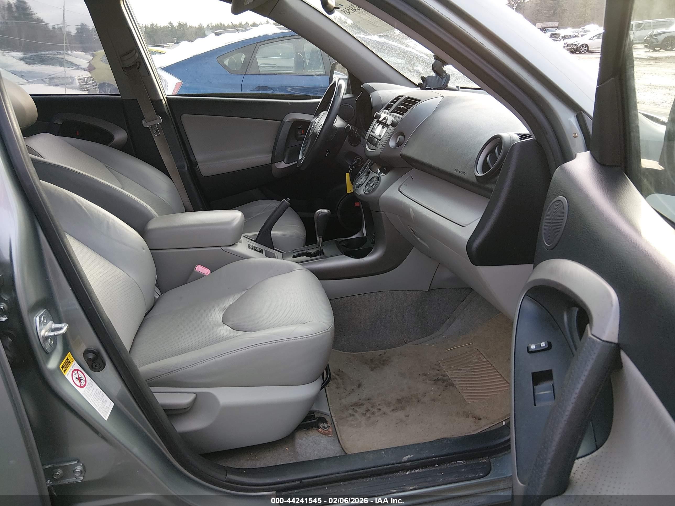 TOYOTA RAV4 image 5
