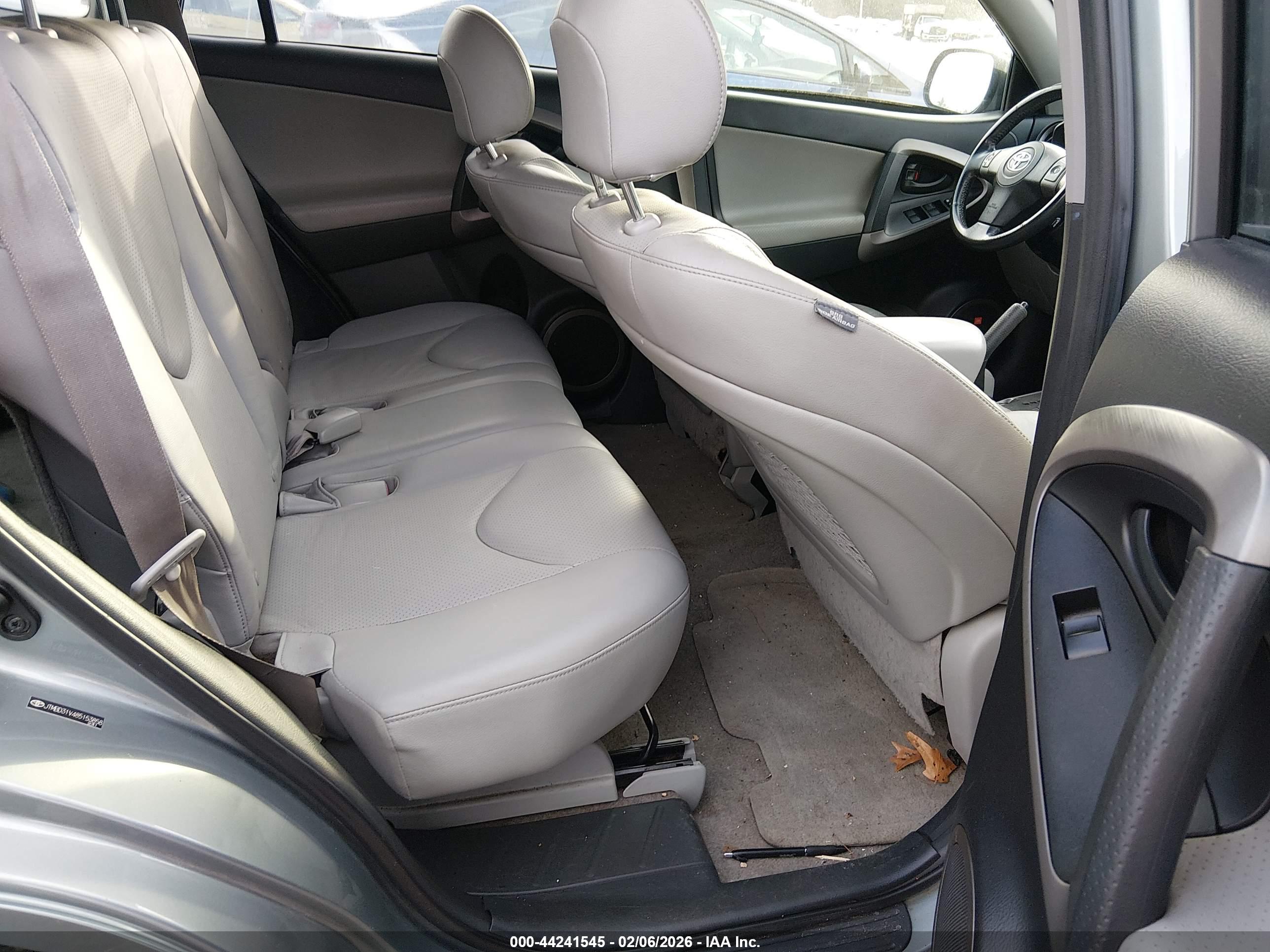 TOYOTA RAV4 image 8