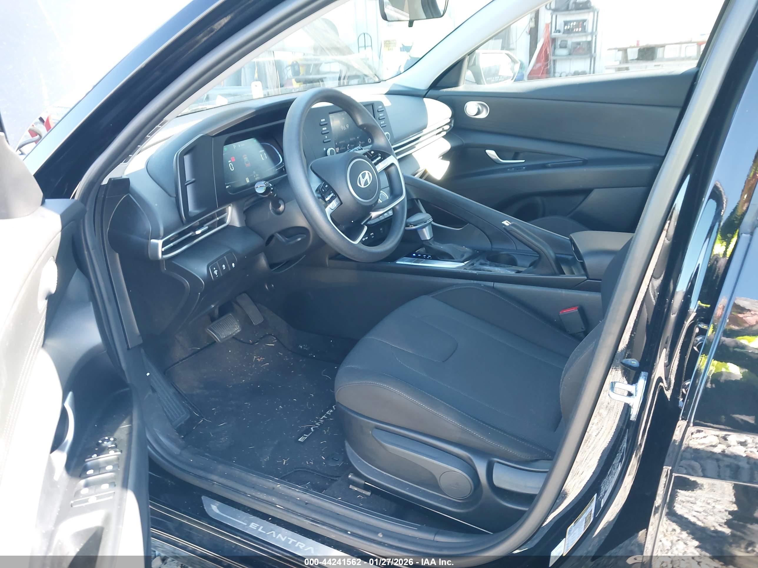 HYUNDAI ELANTRA image 5
