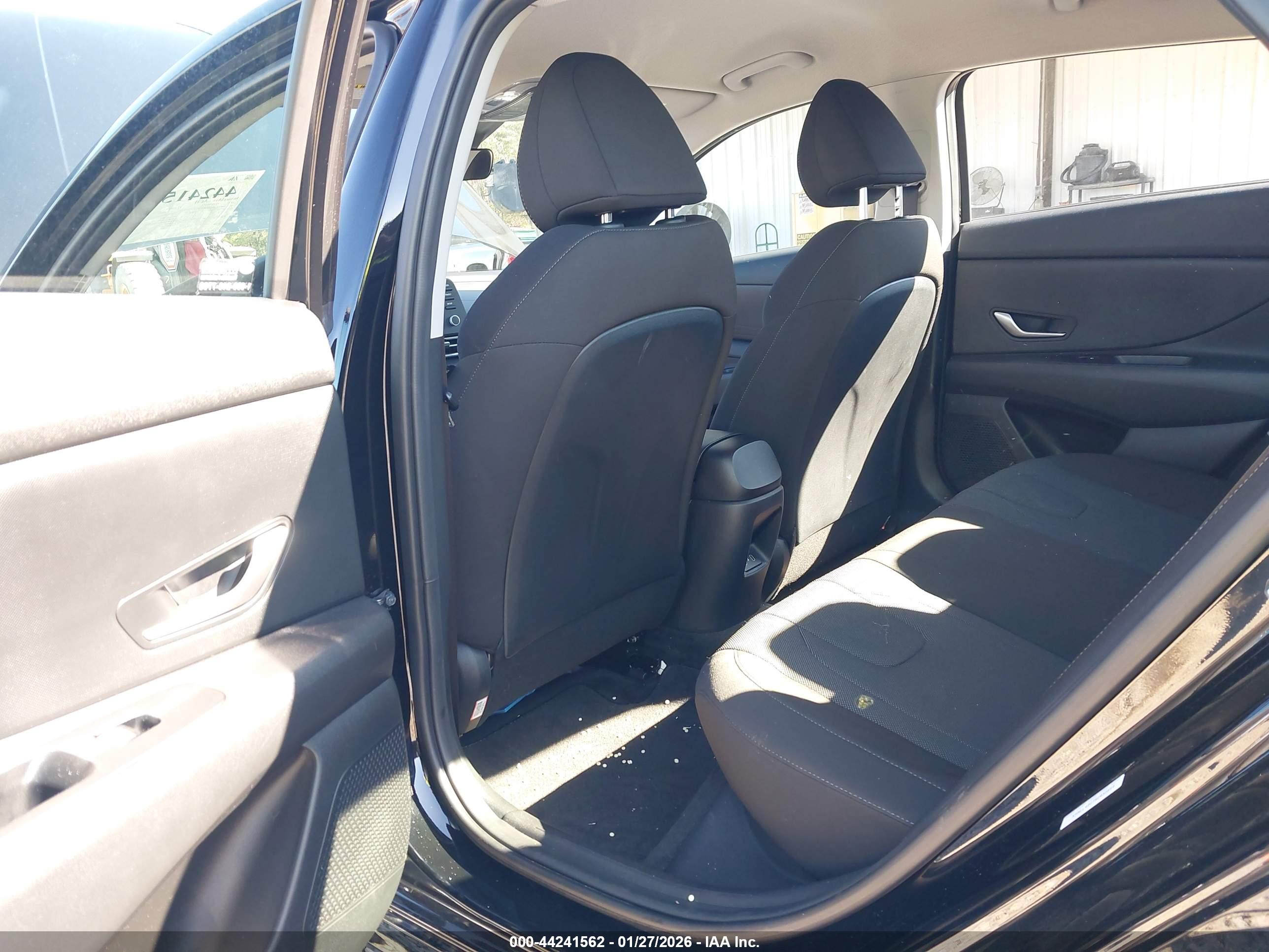 HYUNDAI ELANTRA image 8