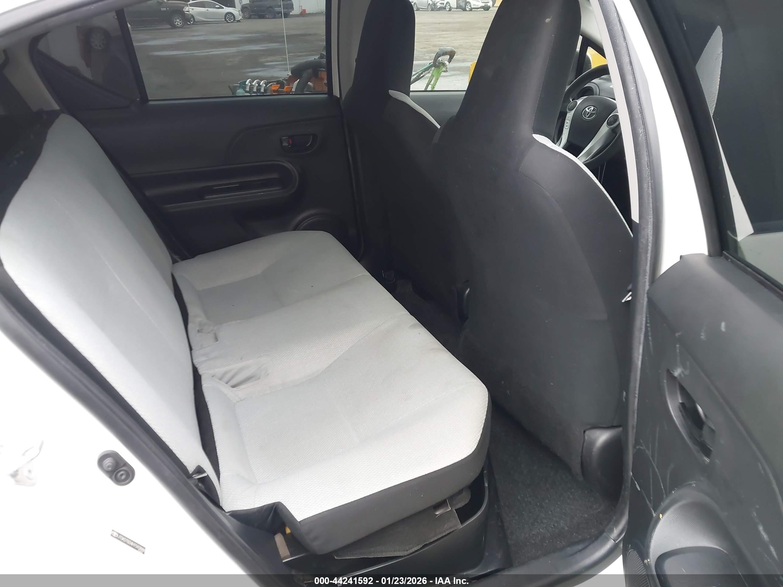 TOYOTA PRIUS image 8