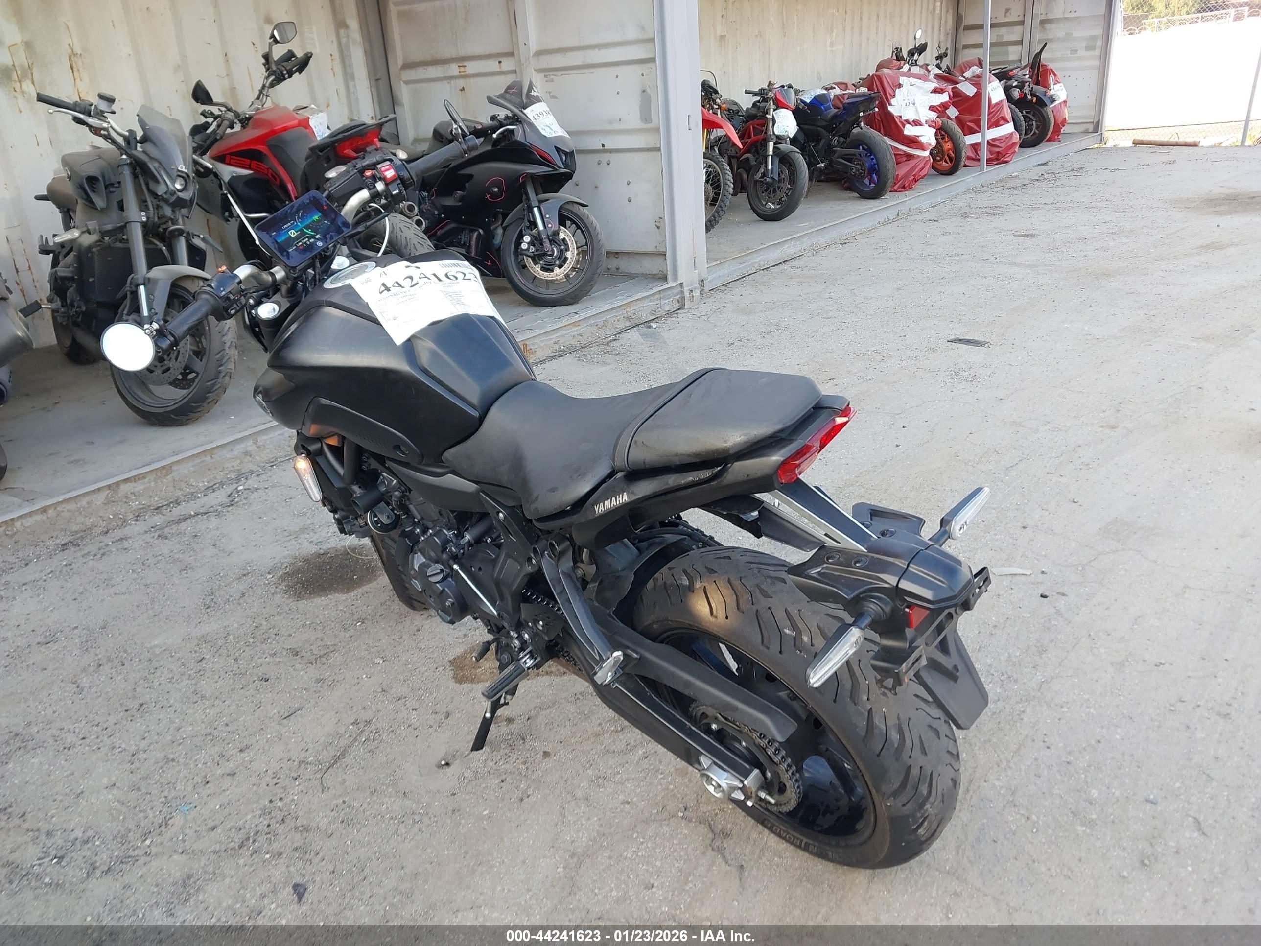YAMAHA MT07 image 3