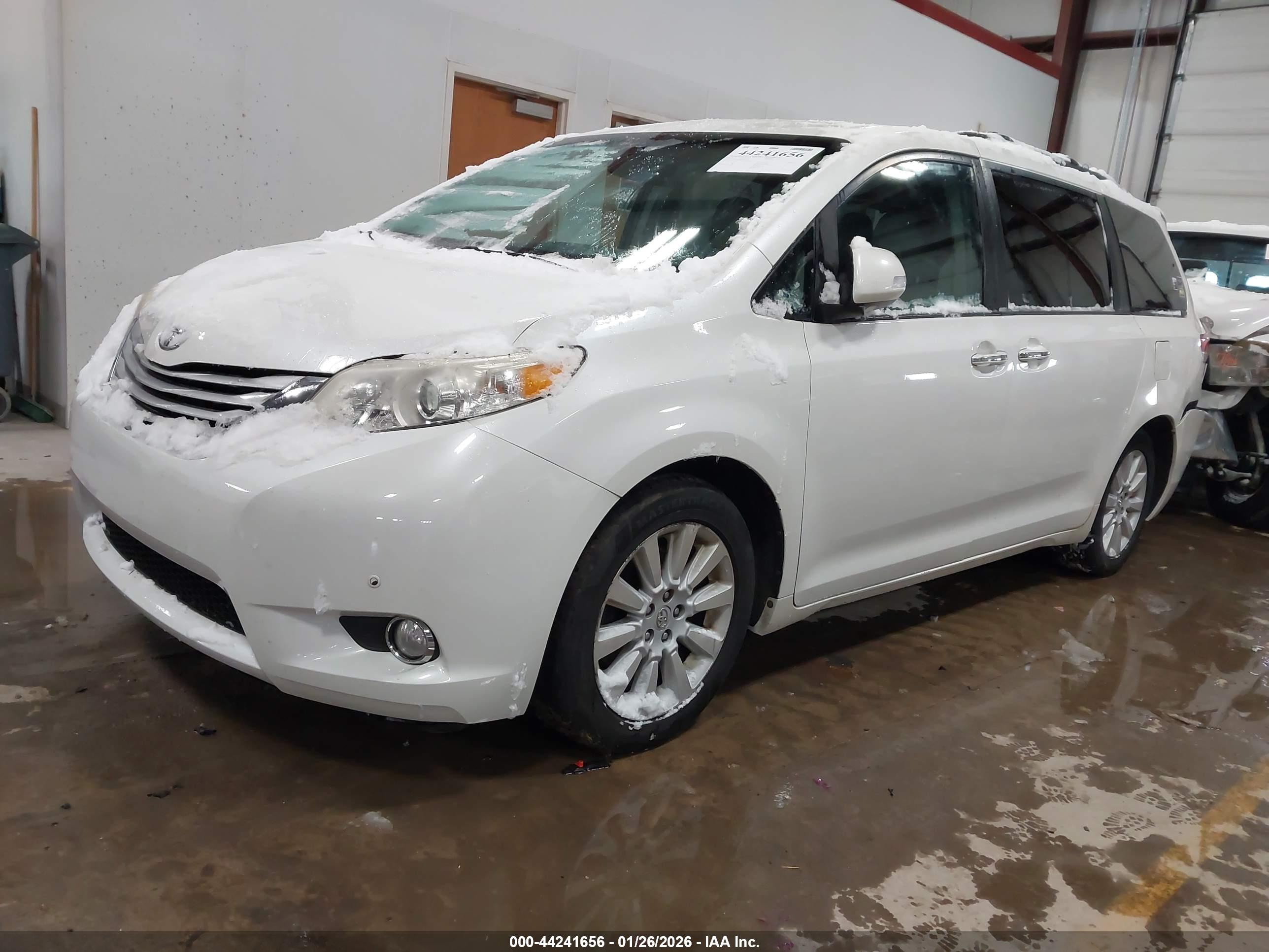TOYOTA SIENNA image 2