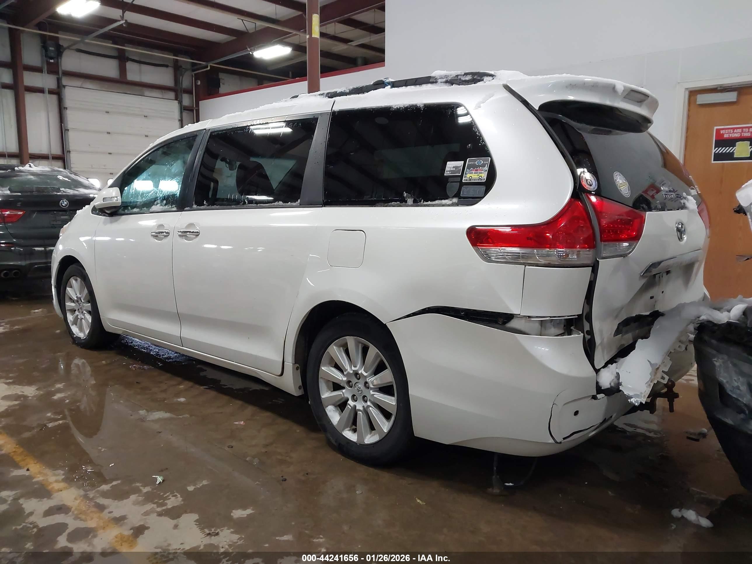 TOYOTA SIENNA image 3