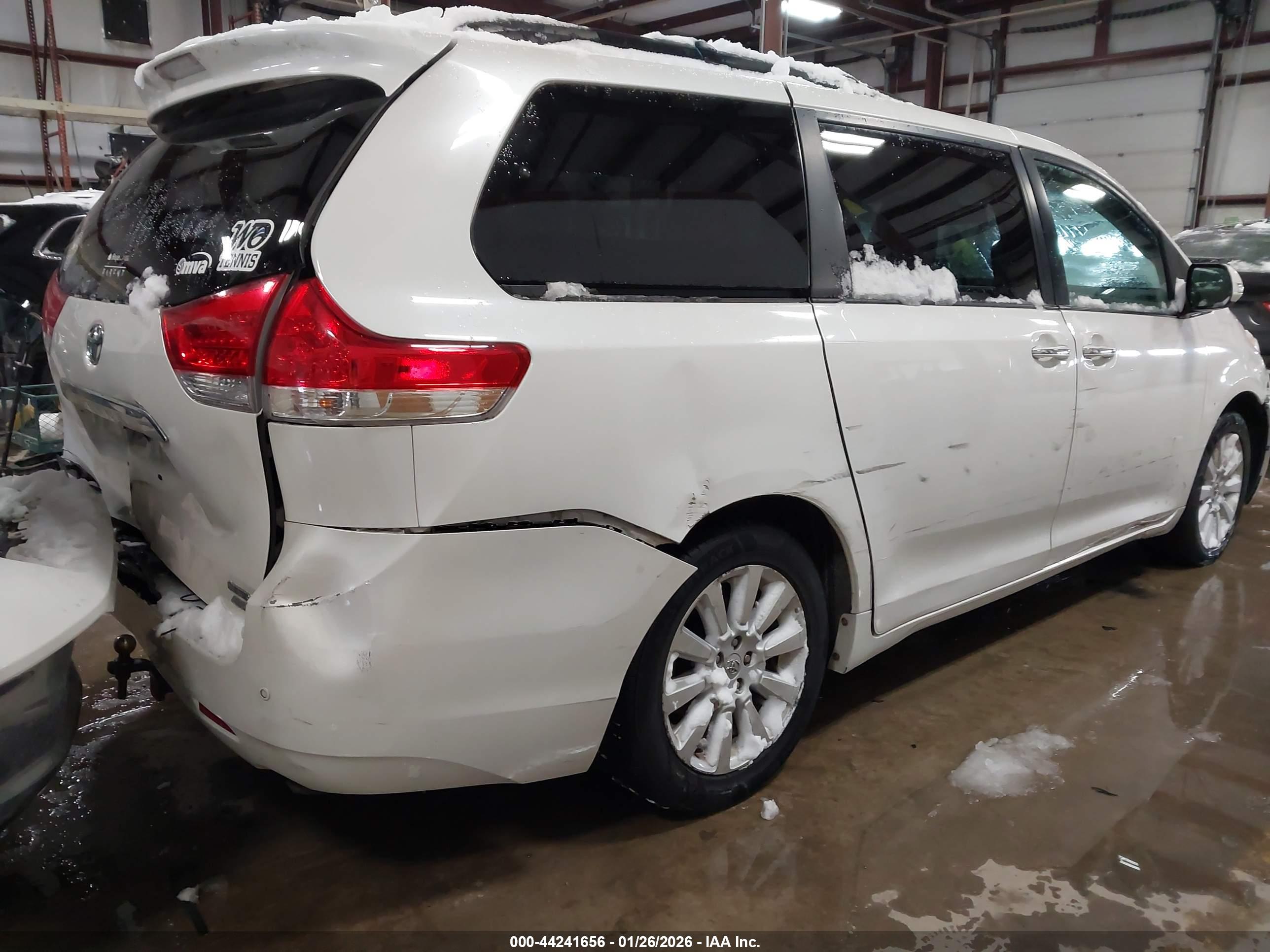 TOYOTA SIENNA image 4