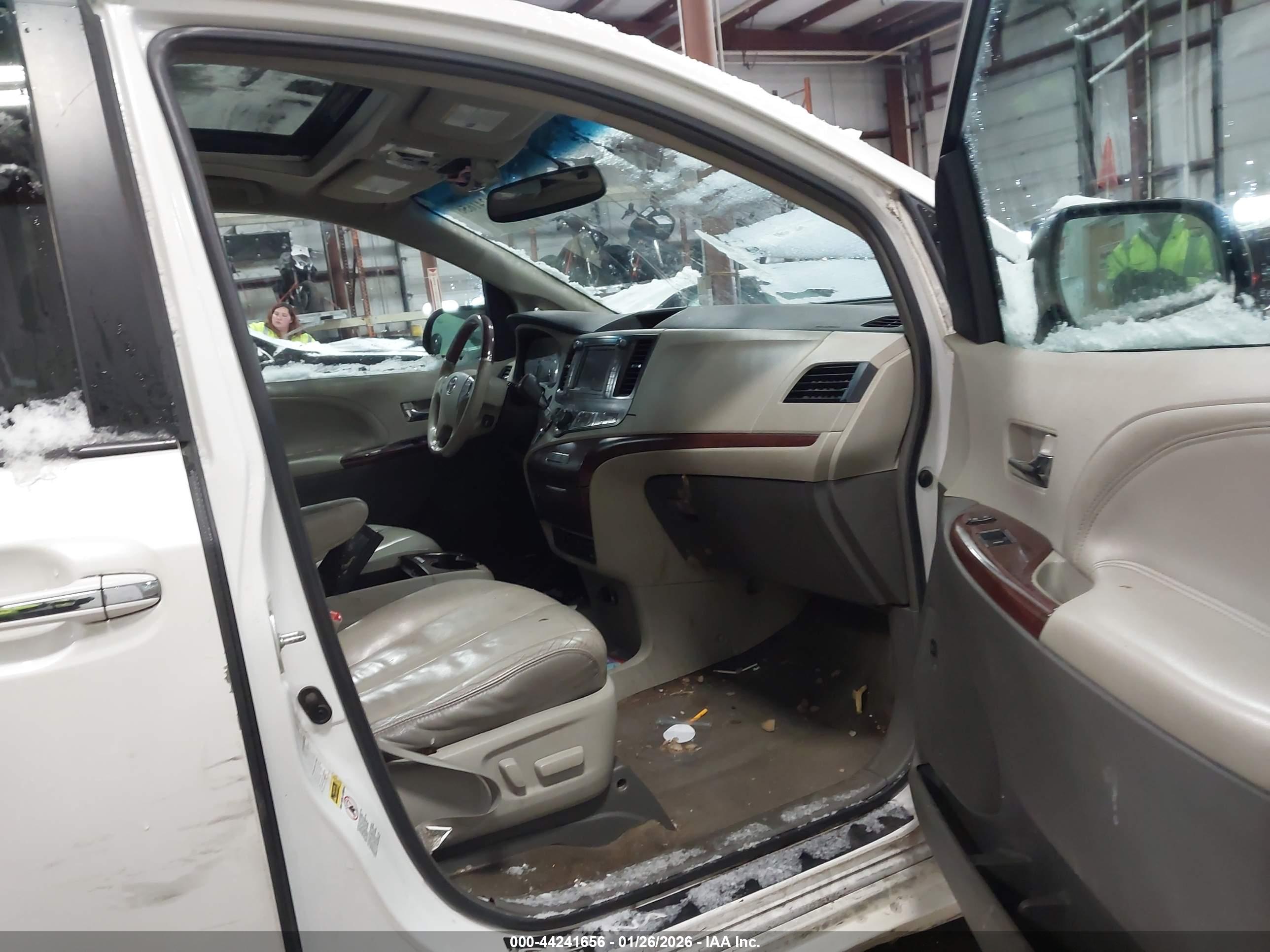 TOYOTA SIENNA image 5
