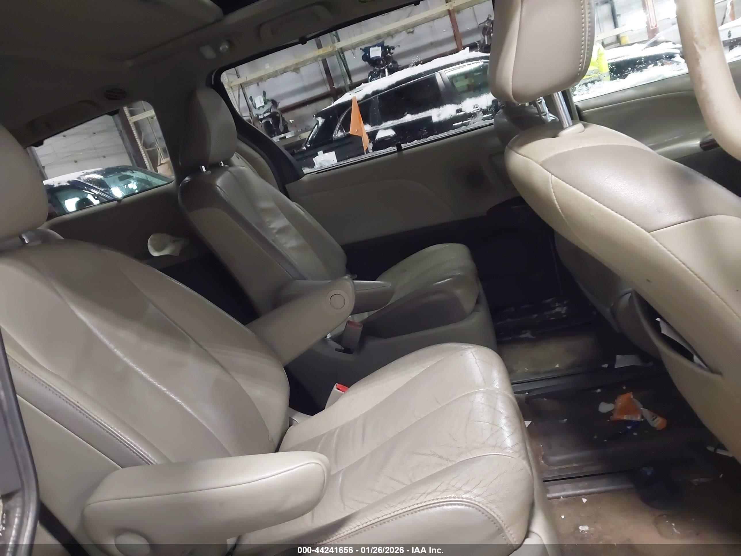 TOYOTA SIENNA image 8