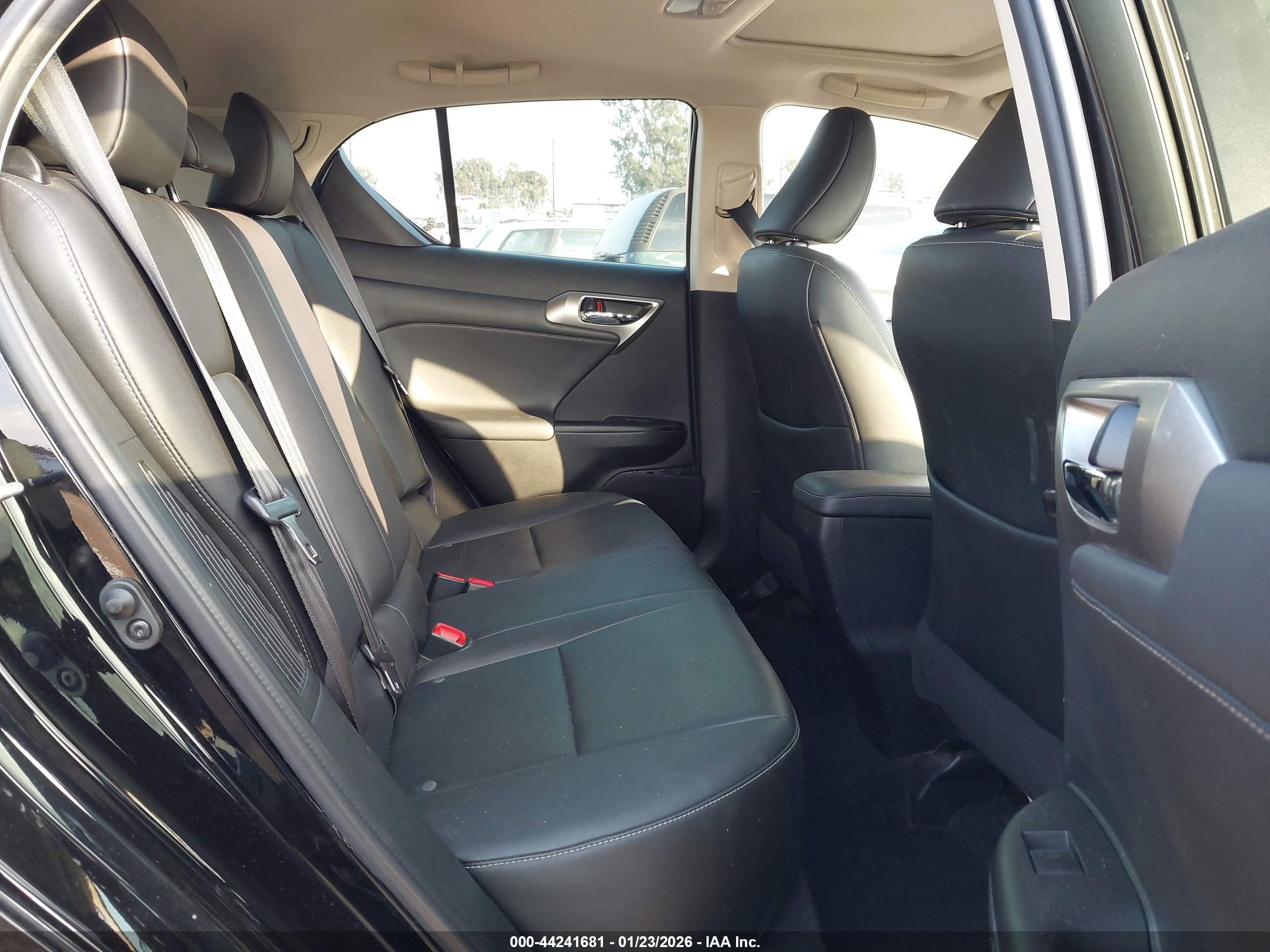 LEXUS CT image 8