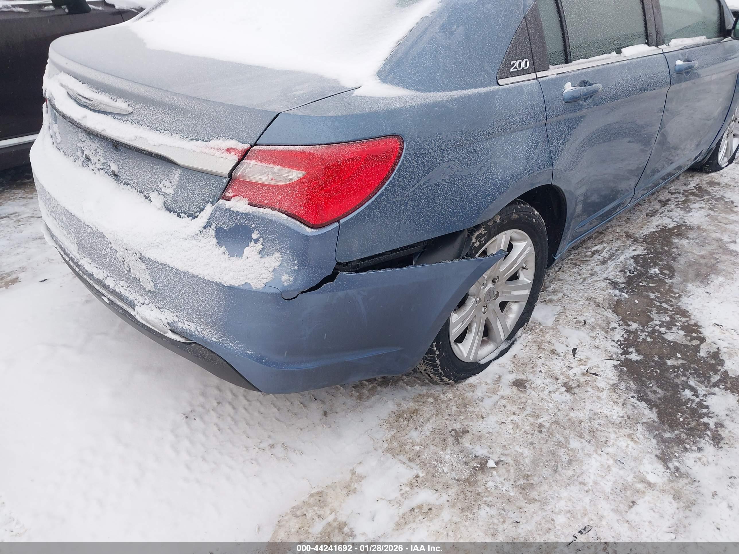 CHRYSLER 200 image 6