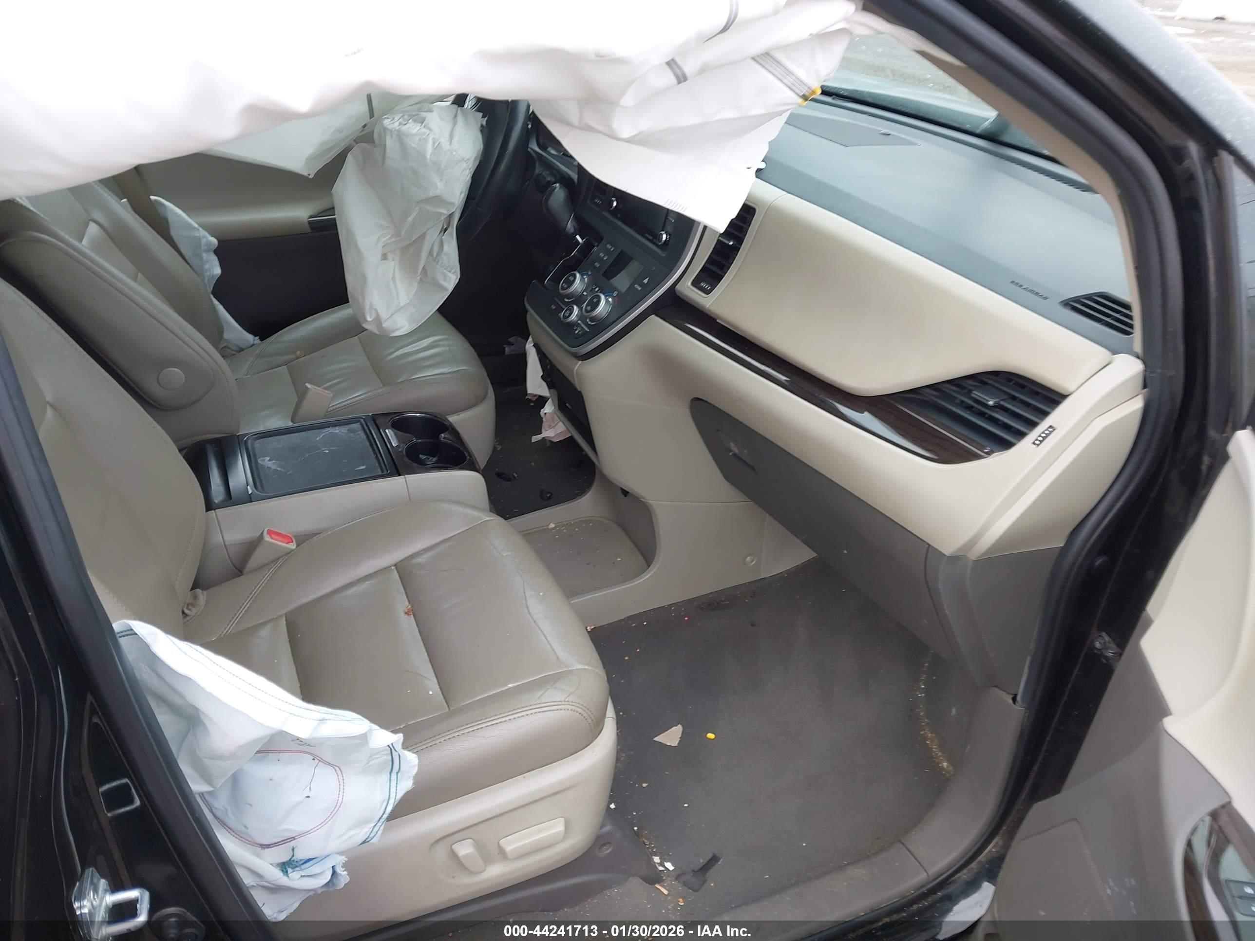 TOYOTA SIENNA image 5