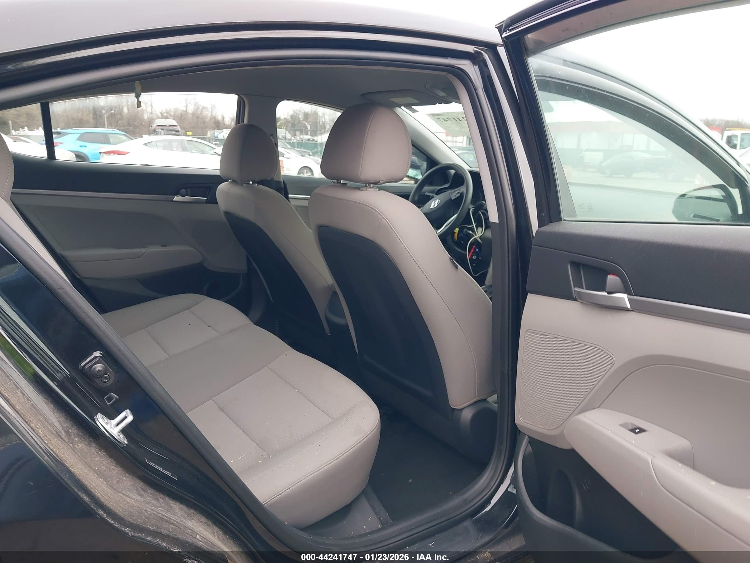 HYUNDAI ELANTRA image 8