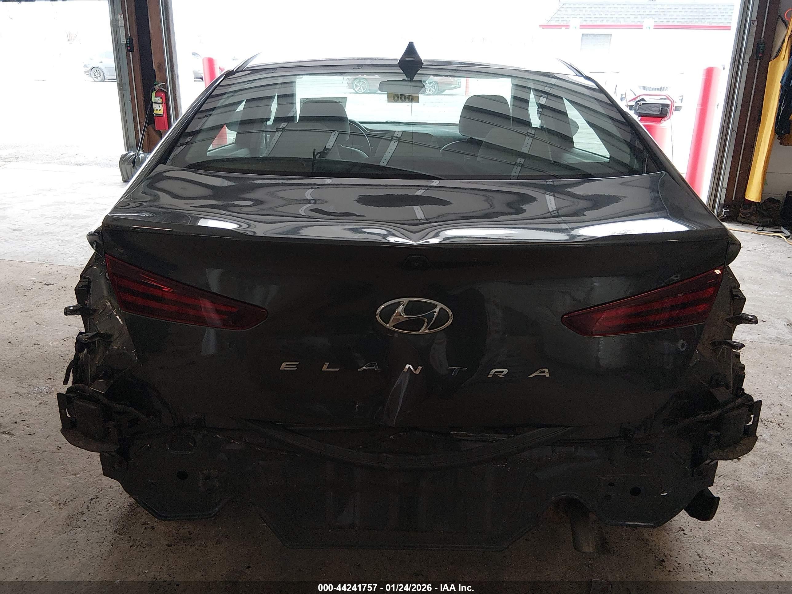 HYUNDAI ELANTRA image 6