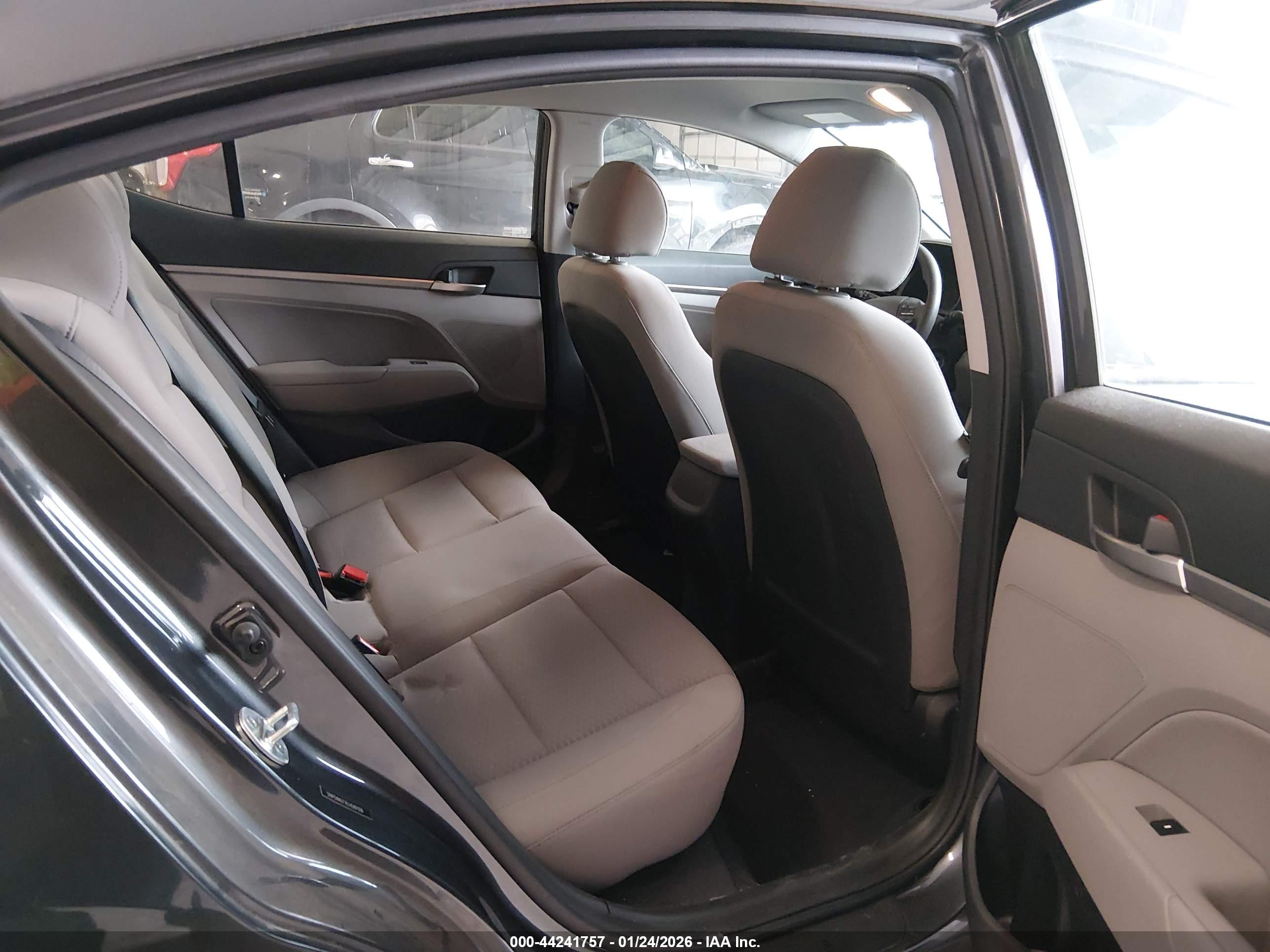 HYUNDAI ELANTRA image 8