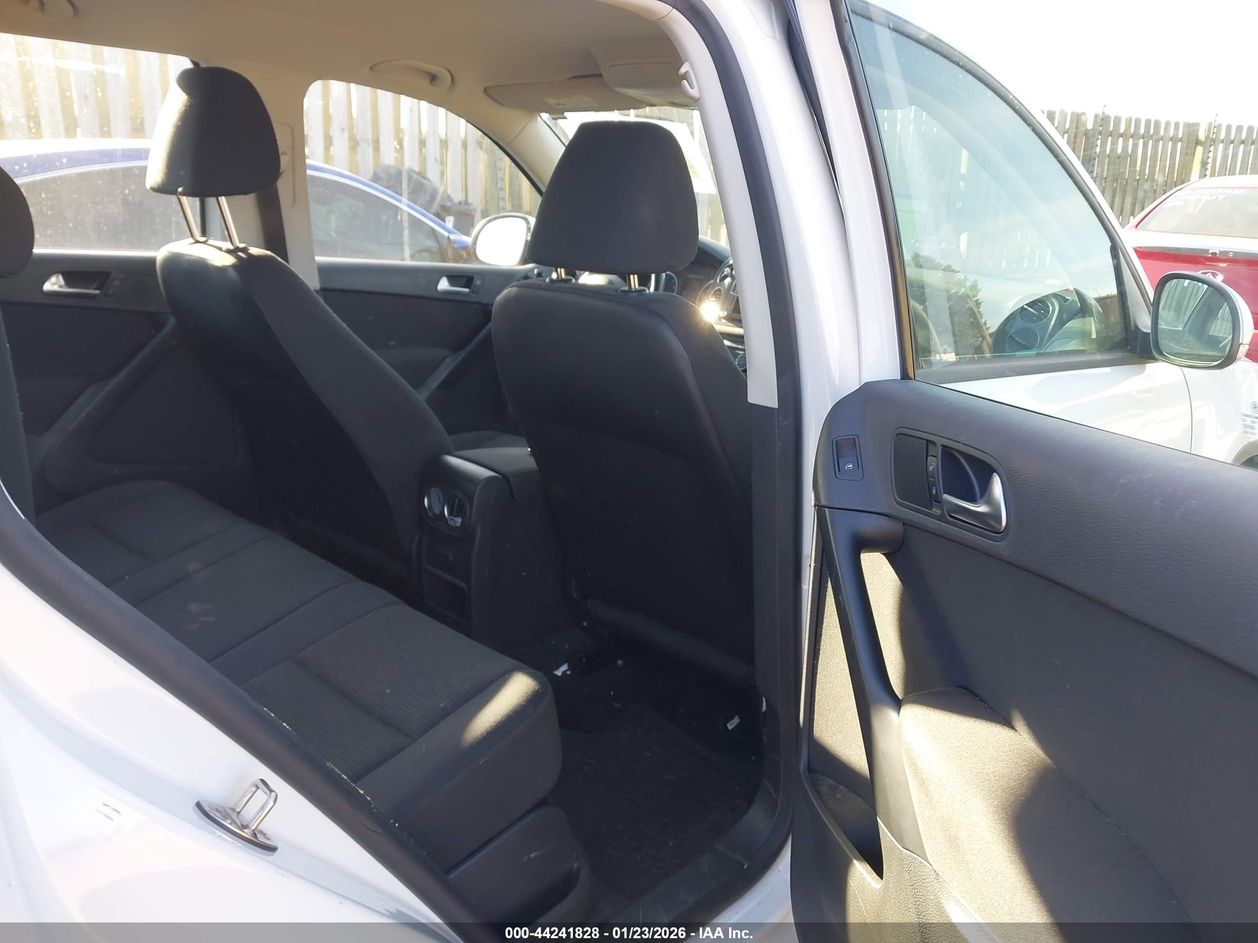 VOLKSWAGEN TIGUAN image 8