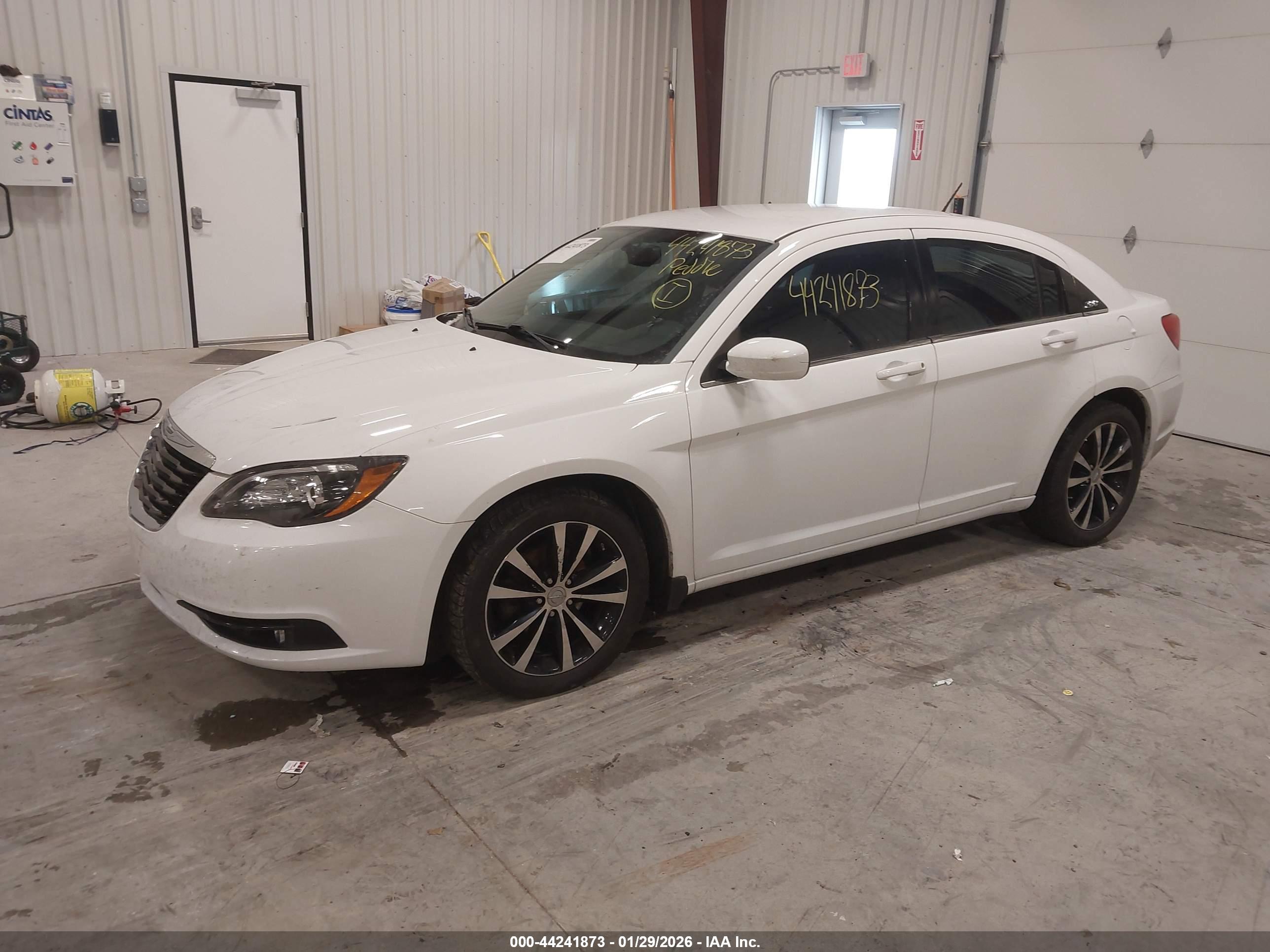 CHRYSLER 200 image 2