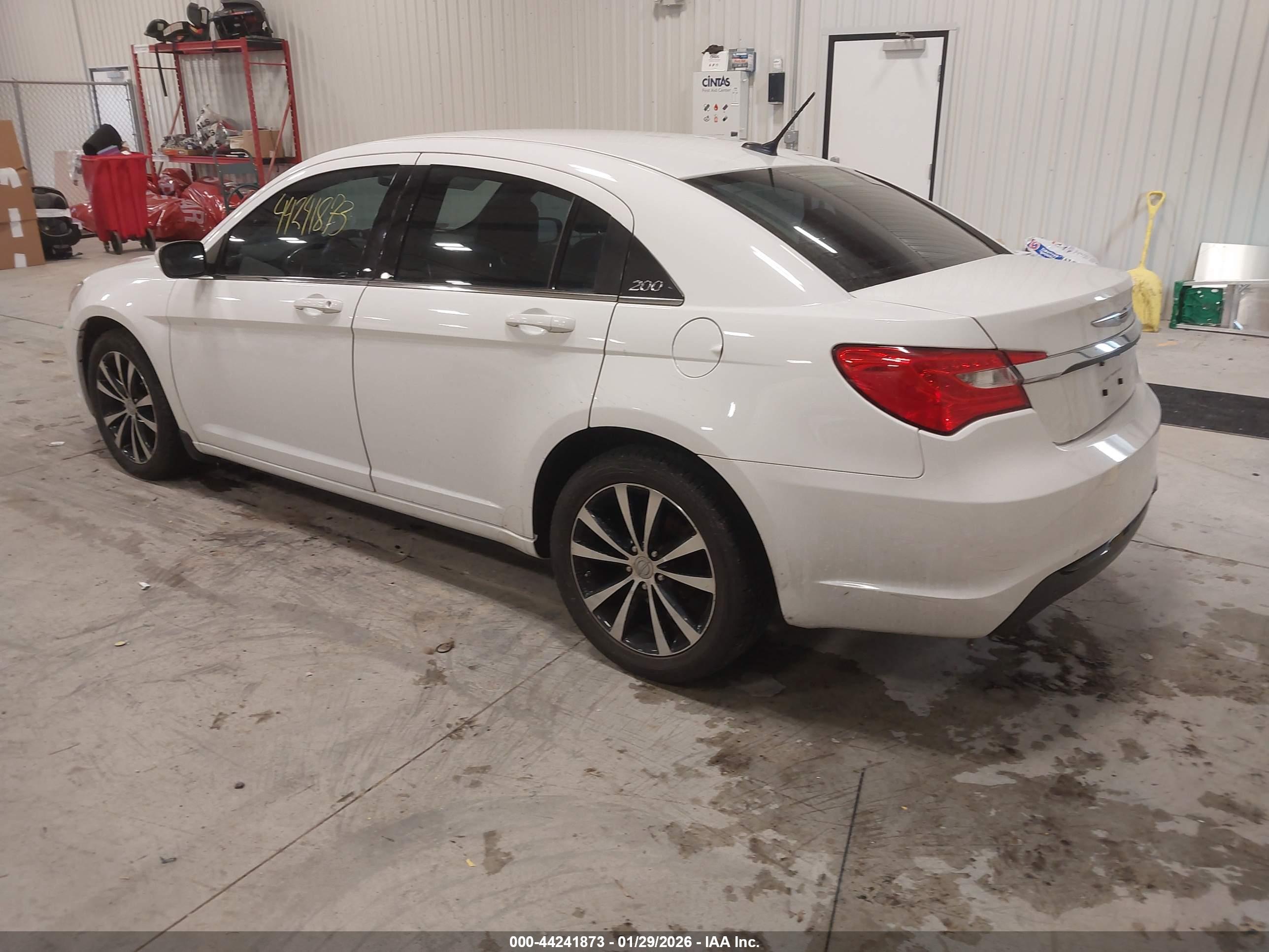 CHRYSLER 200 image 3