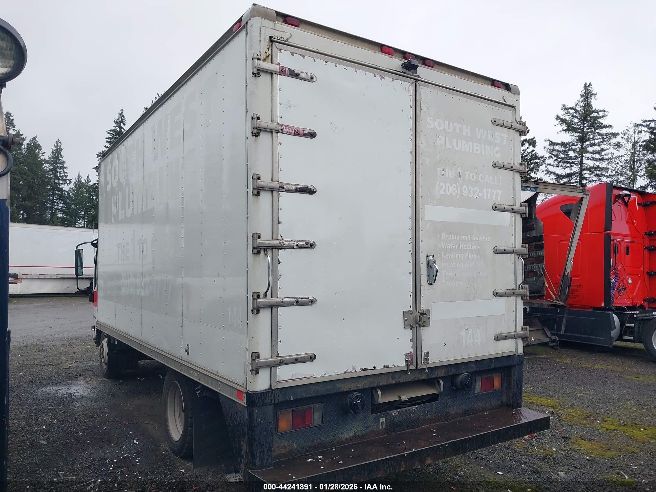 ISUZU NPR image 3