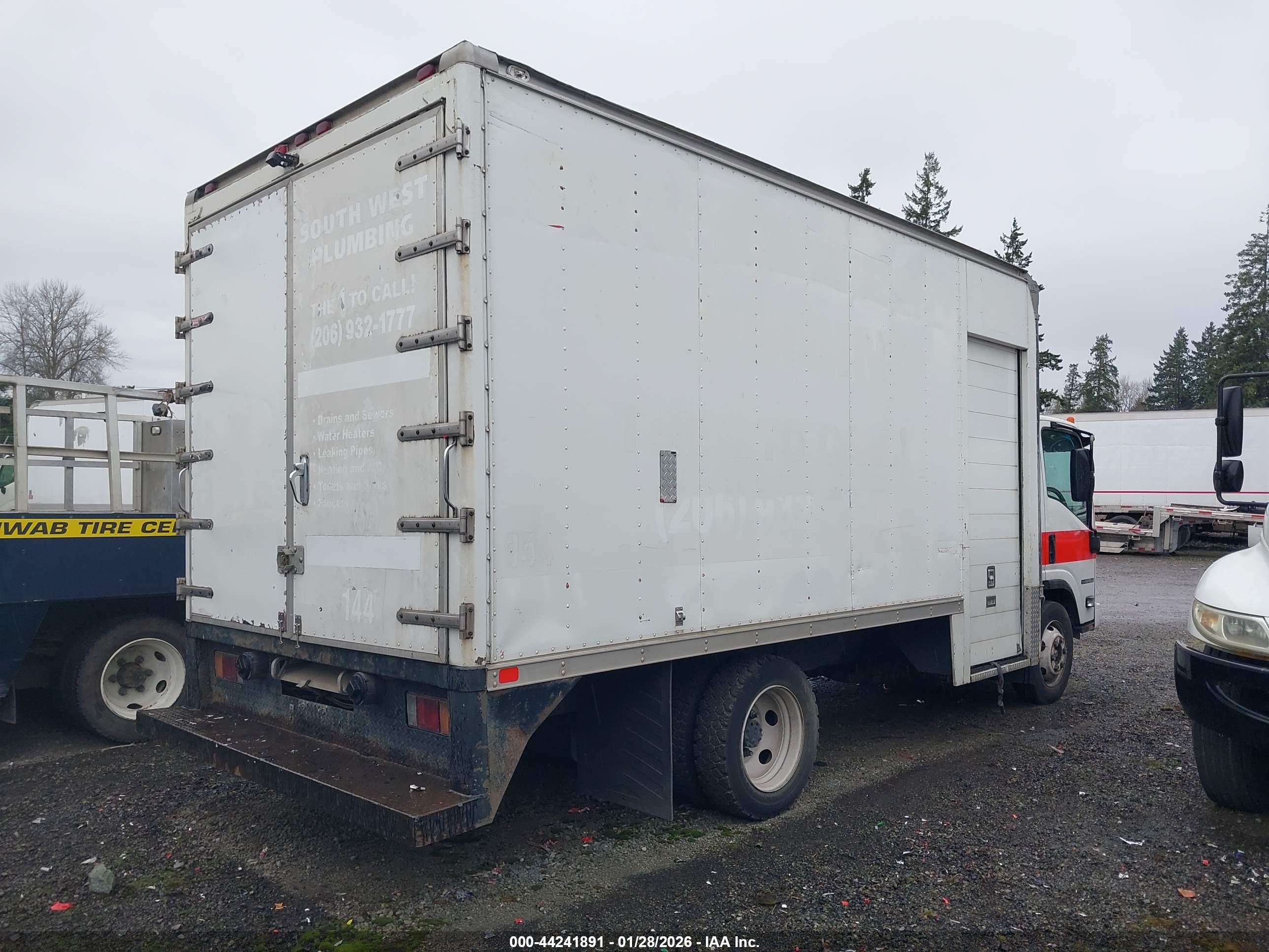 ISUZU NPR image 4