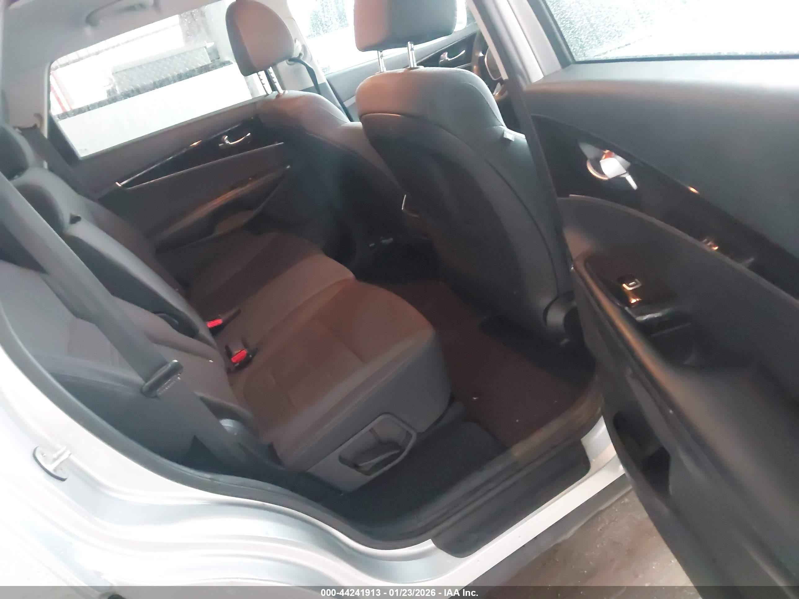 KIA SORENTO image 8