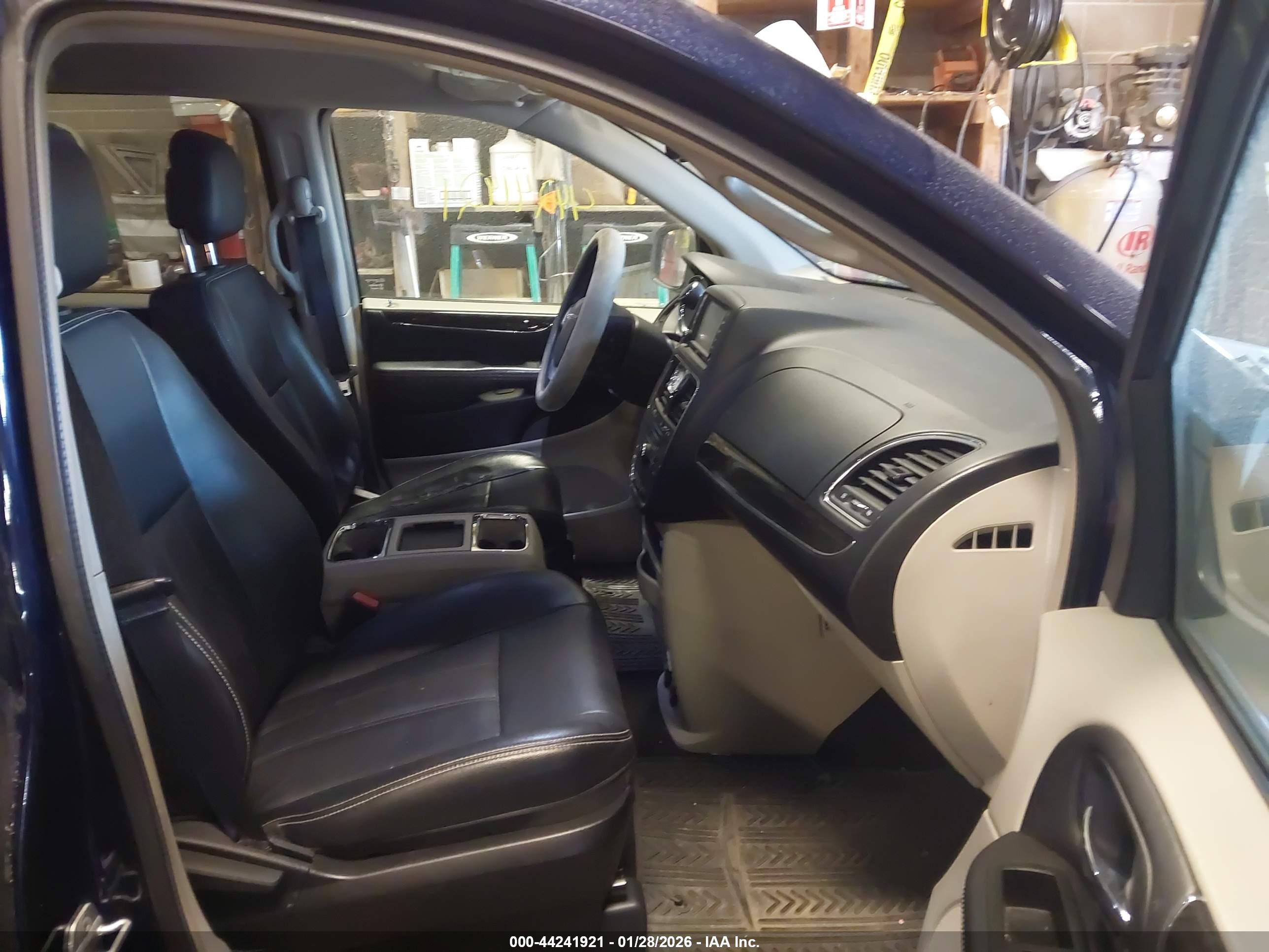 CHRYSLER TOWN image 5