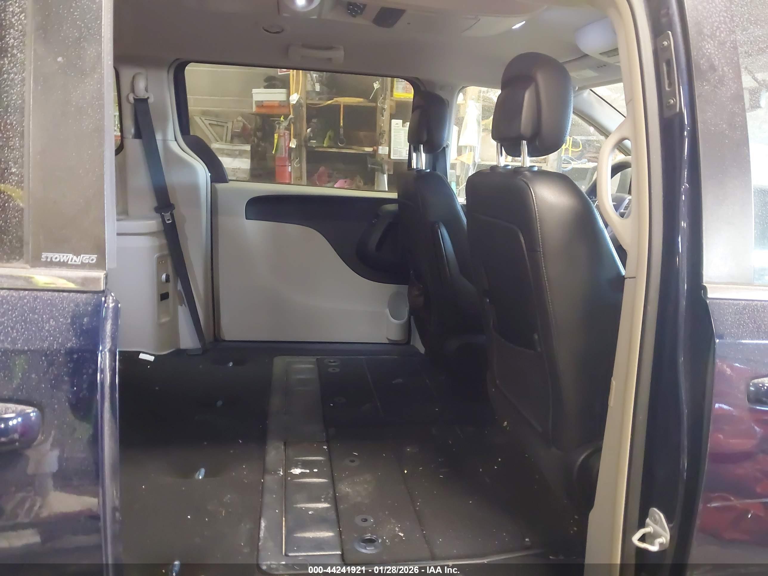 CHRYSLER TOWN image 8