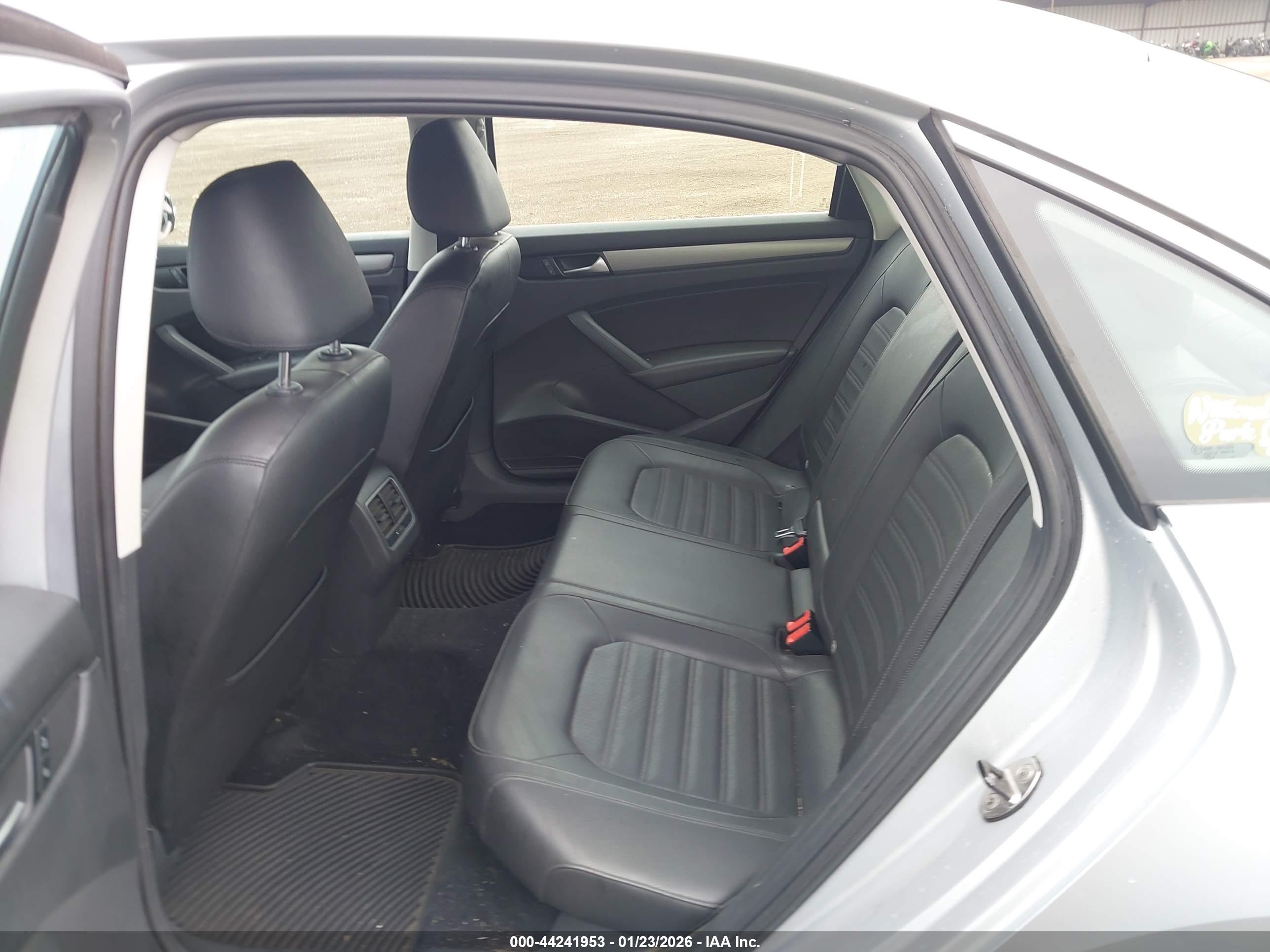 VOLKSWAGEN PASSAT image 8