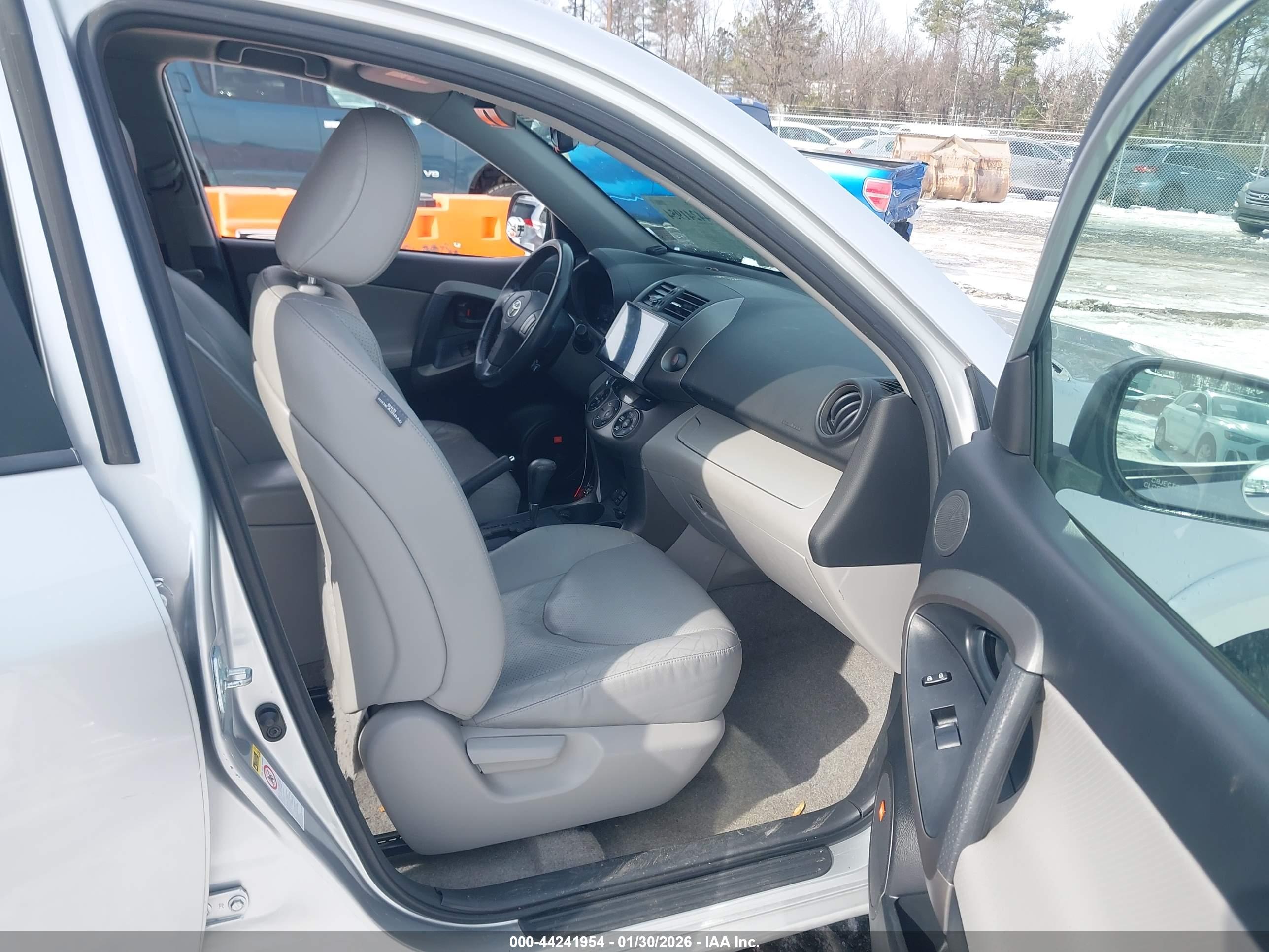 TOYOTA RAV4 image 5